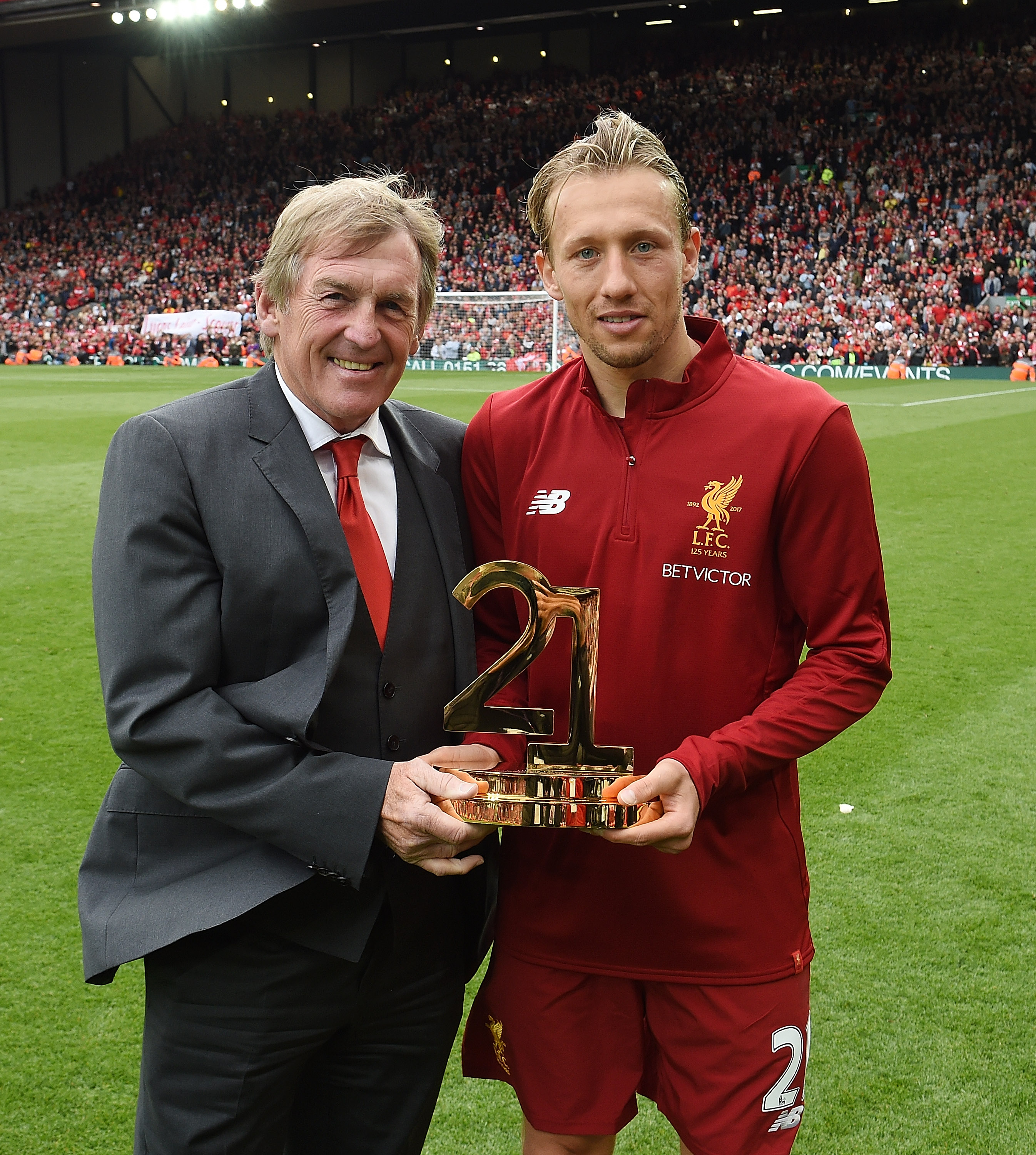GJENFORENT: Dalglish delte ut et trofé til Lucas som takk for ti år i tjeneste etter Middlesbrough-kampen.