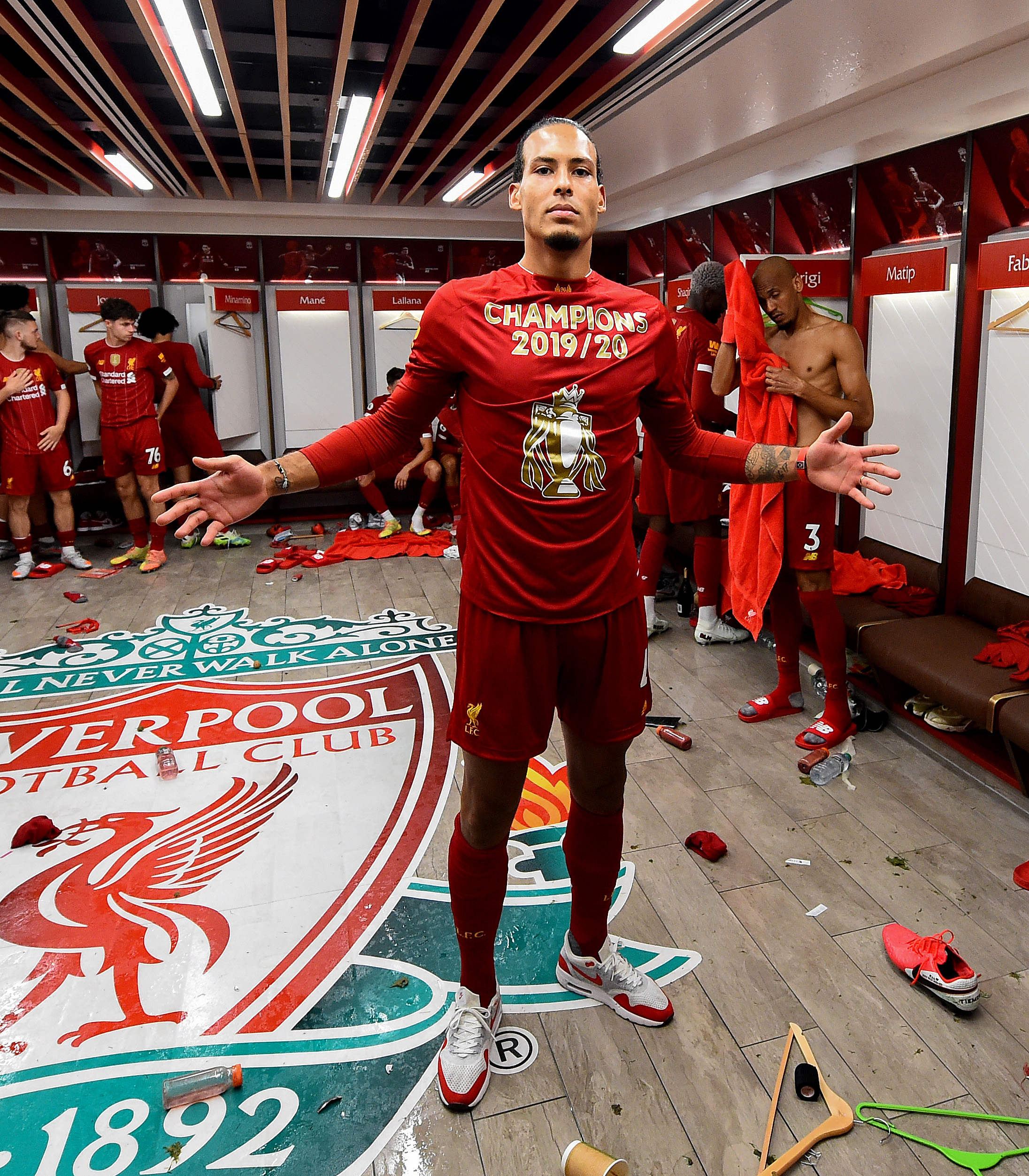 CHAMPION: Van Dijk etter kampen mot Chelsea, hvor spillerne fikk feire ligagullet.