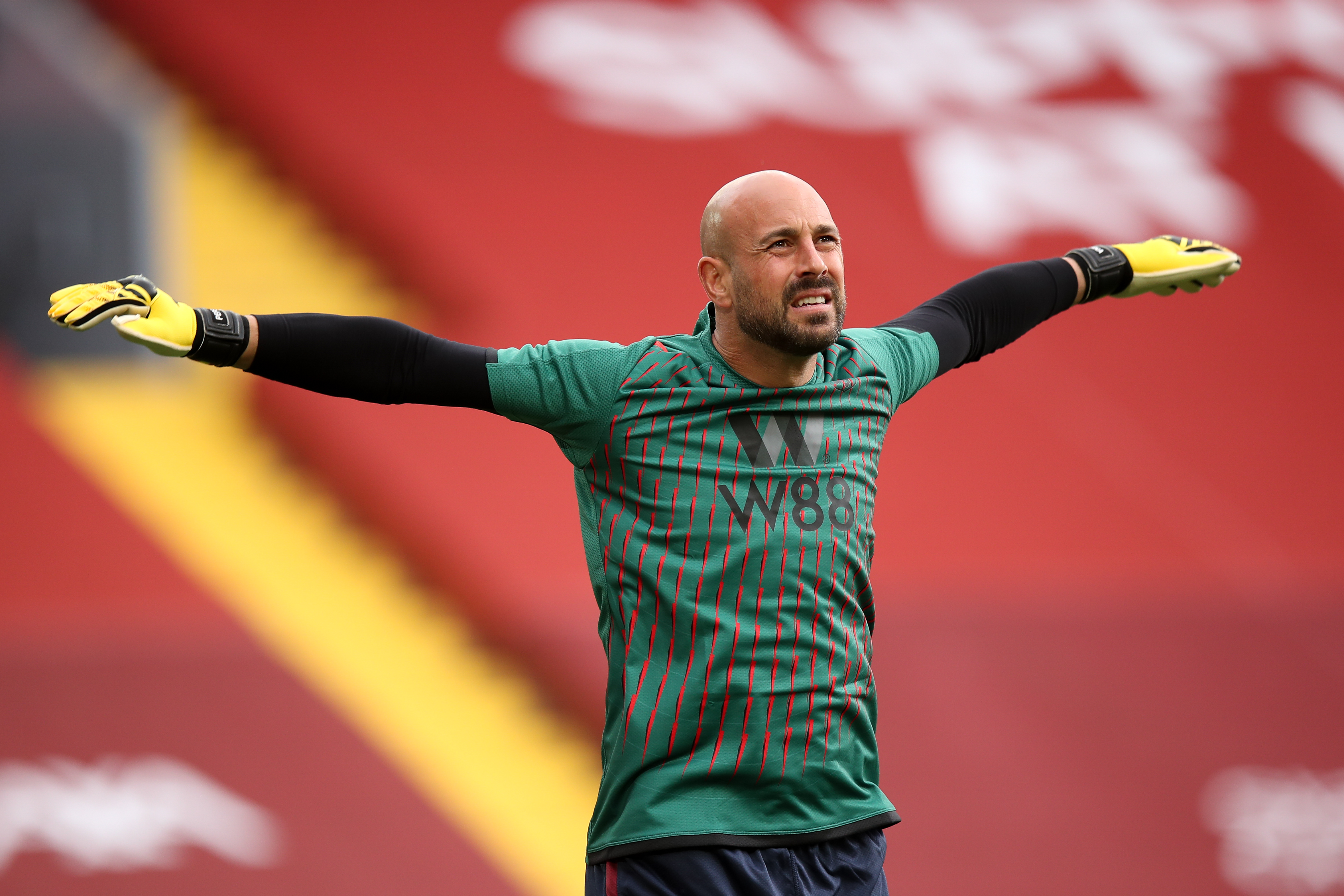 PÅ GAMLE TOMTER: Pepe Reina fikk sjansen i mål for Aston Villa mot Liverpool, på bekostning av nordmannen Ørjan Nyland.