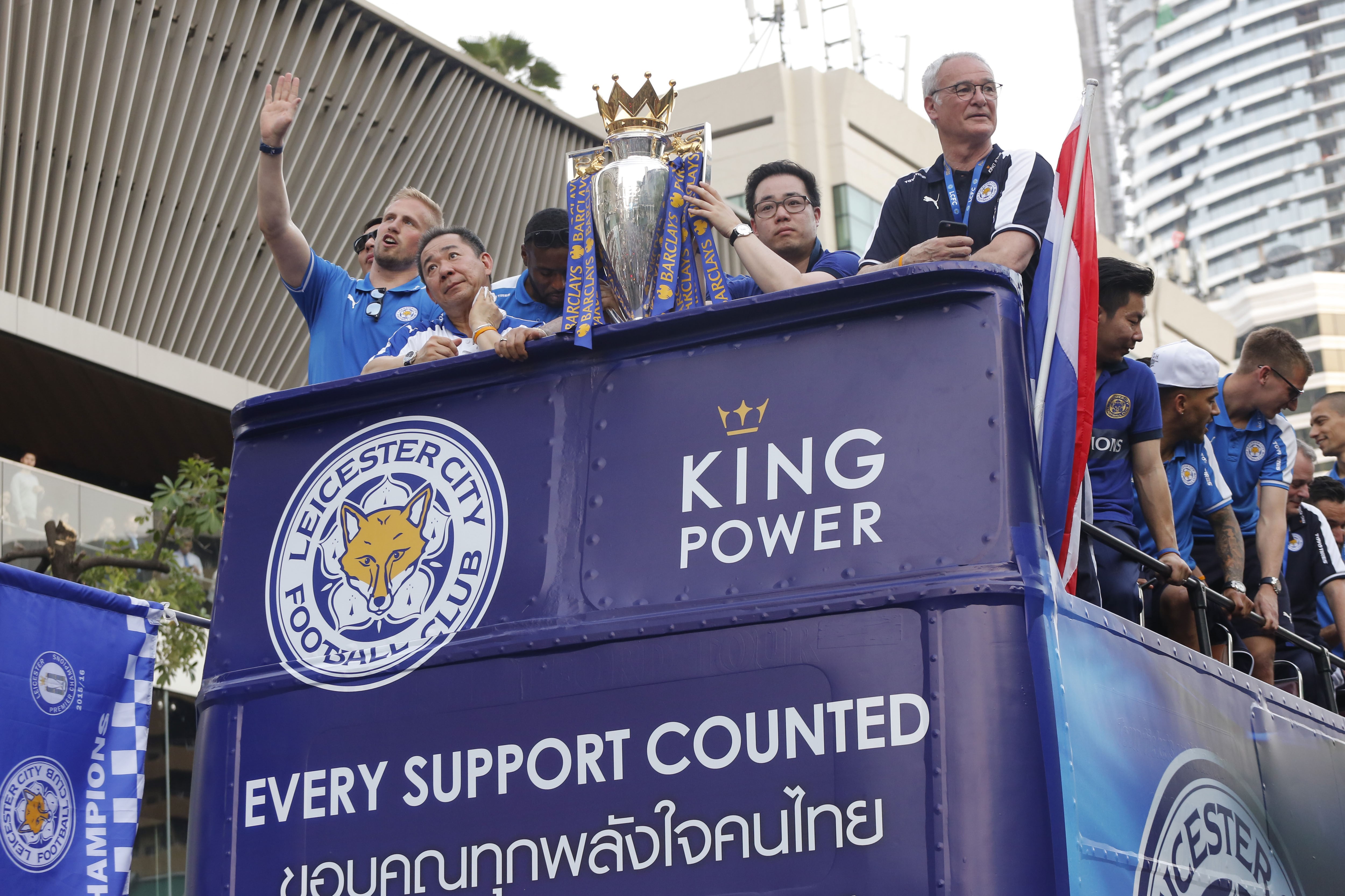 5001/1: Ingen trodde det skulle skje, men plutselig var Leicester City Premier League-mestre og King Power International Group fikk vise frem pokalen i Bangkok.