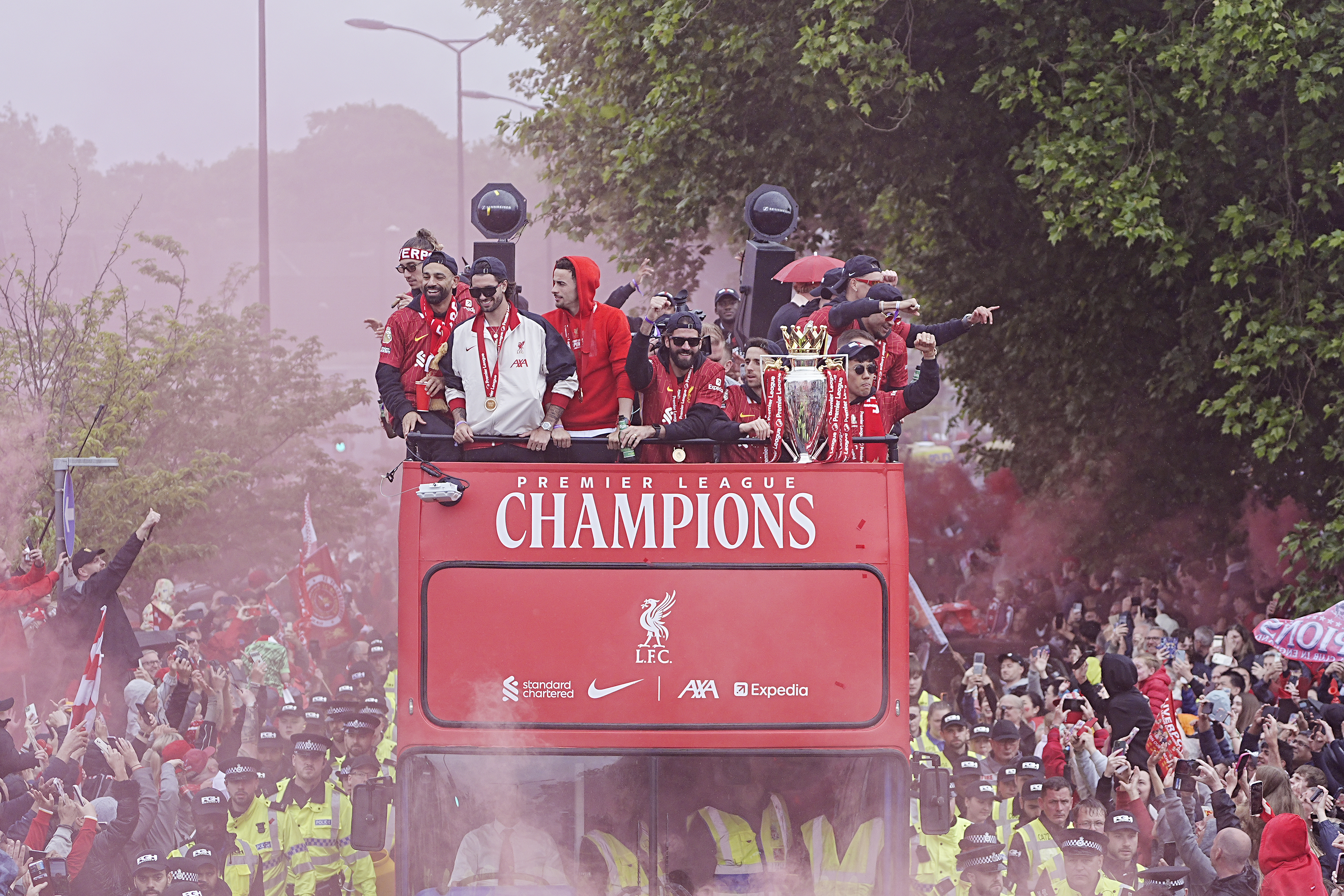 I FULL GANG: Festen er i full gang i Liverpools gater.