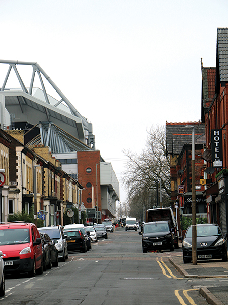 Anfield stadion ruver i bakgrunnen nesten uansett hvor man står i Anfield Road.