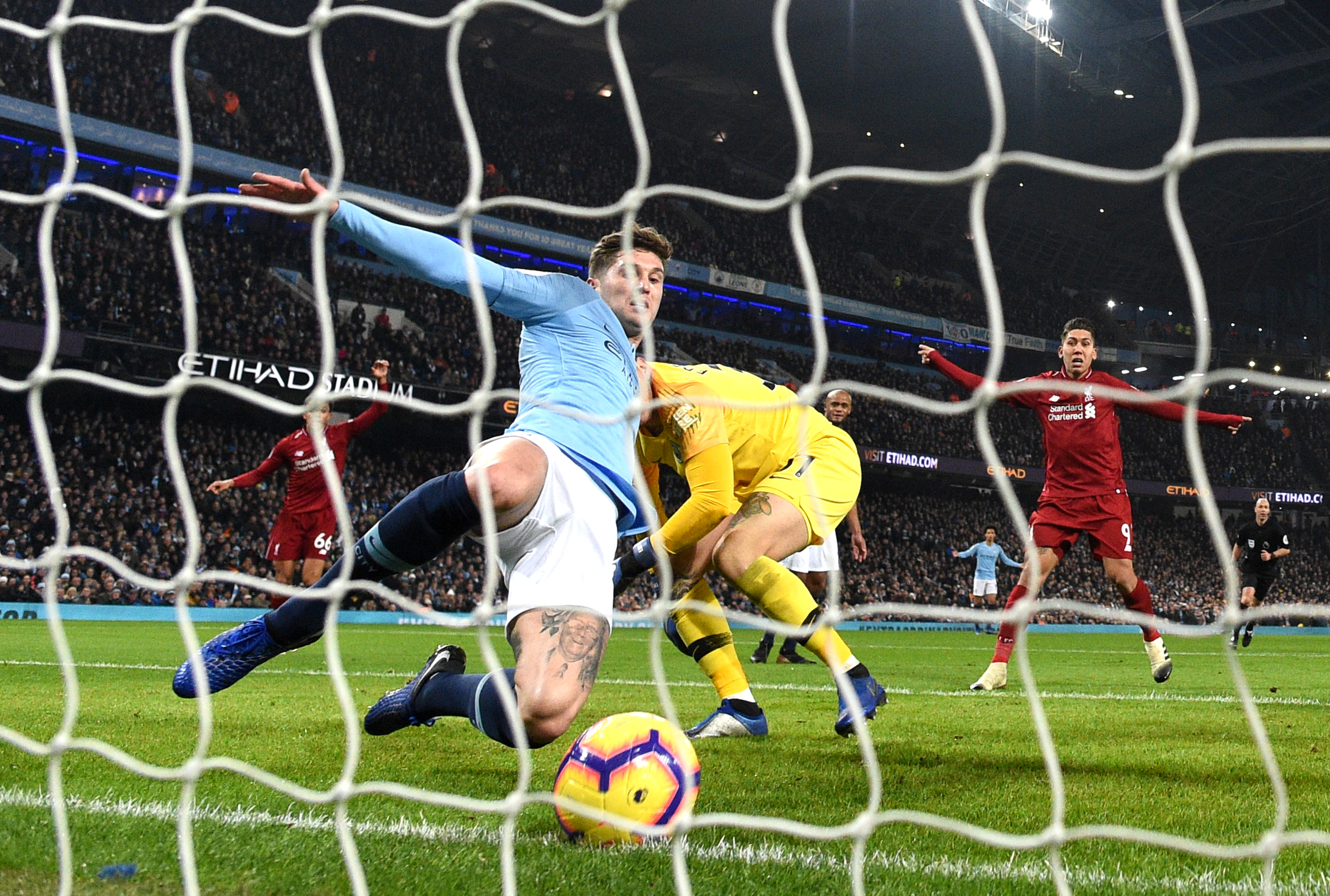 MILLIMETRE: Stones reddet Manchester City på streken.
