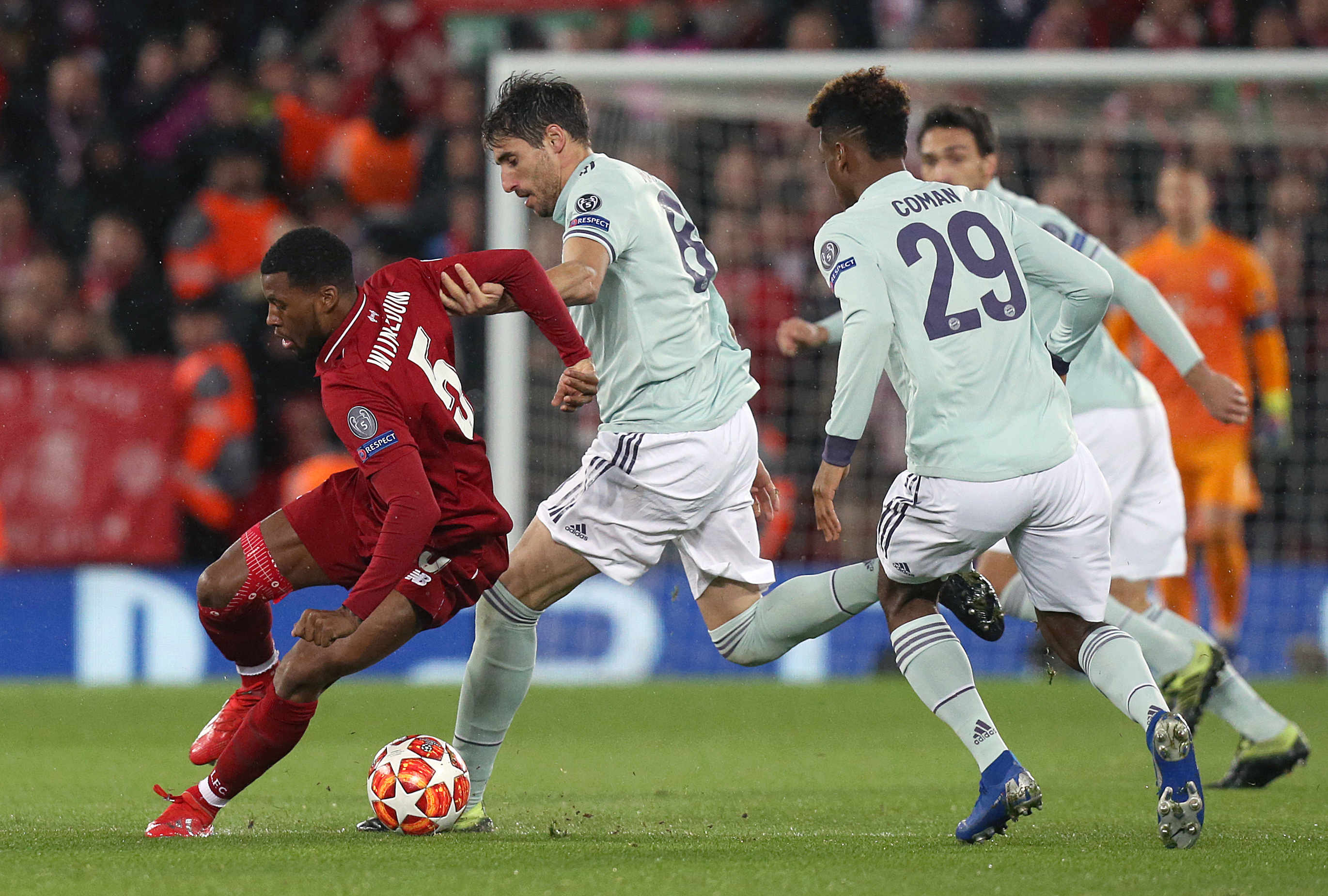 BEHOLDER: Gini skjermer ballen unna tre Bayern-spillere.