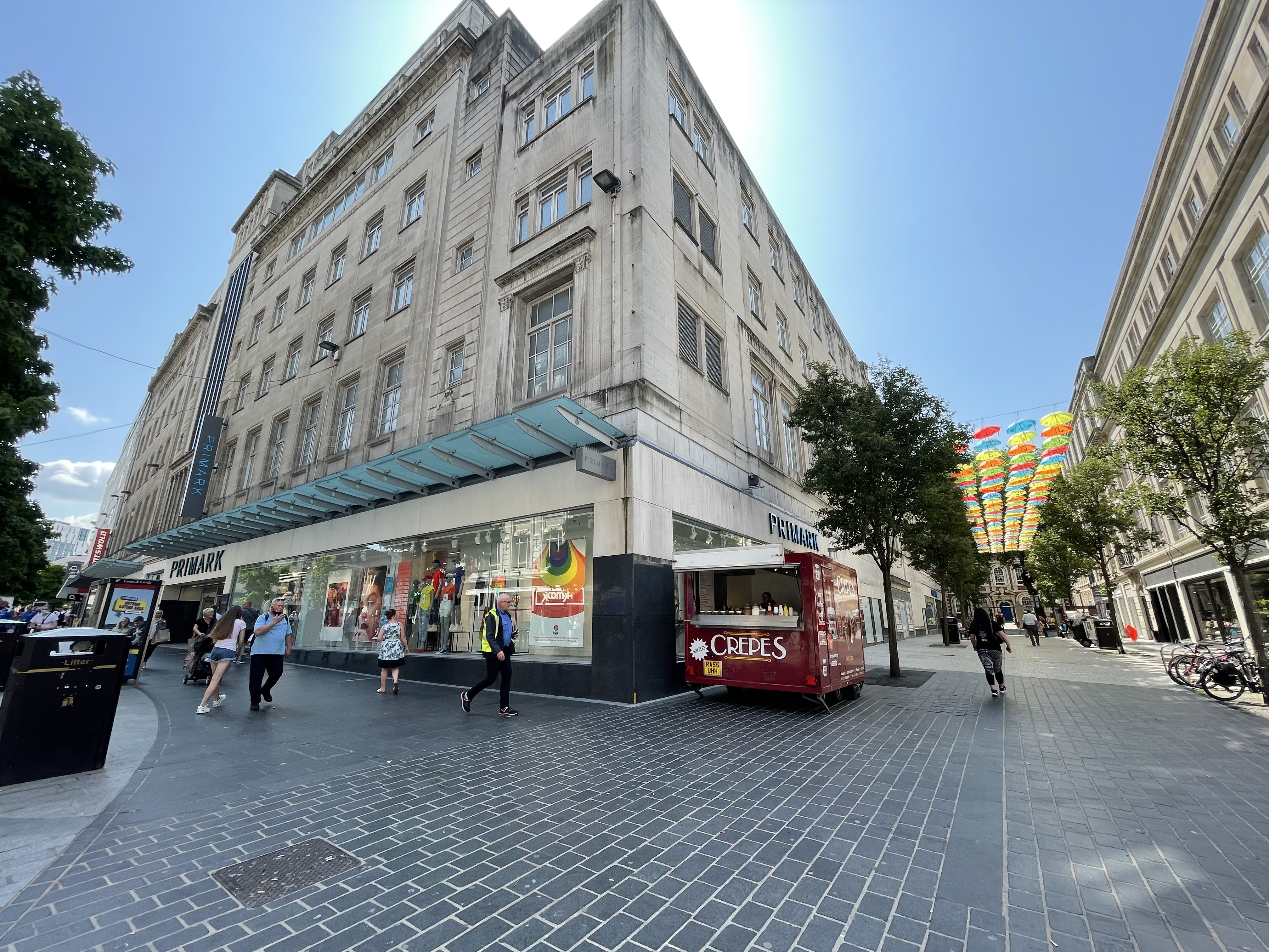 INGEN KØ: Primark og de andre butikkene har kunnet fjerne køsystemet sitt. Dermed er de lange køene som slanget seg gjennom halve byen, borte.