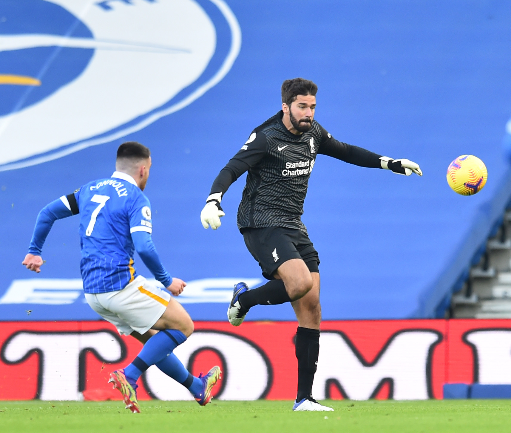 MÅTTE UT AV EGET FELT: Liverpool-forsvaret etterlot seg mye bakrom, og Alisson måtte ut av eget straffefelt og rydde opp ved flere anledninger.