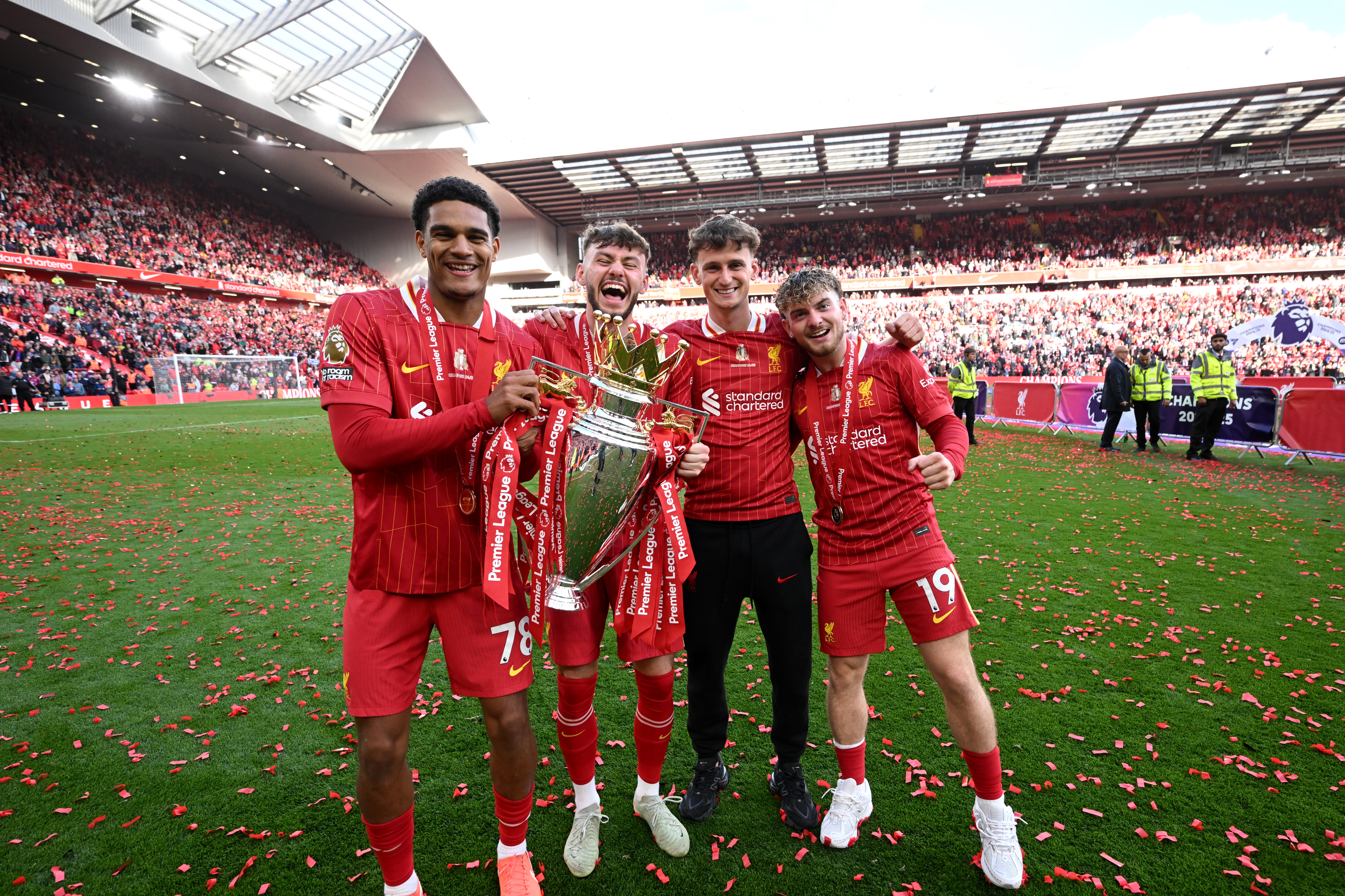 LIGAMESTERE: Quansah og Elliott ble ligamestere med Liverpool, men skulle nok ønske at de hadde fått mere spilletid gjennom sesongen.