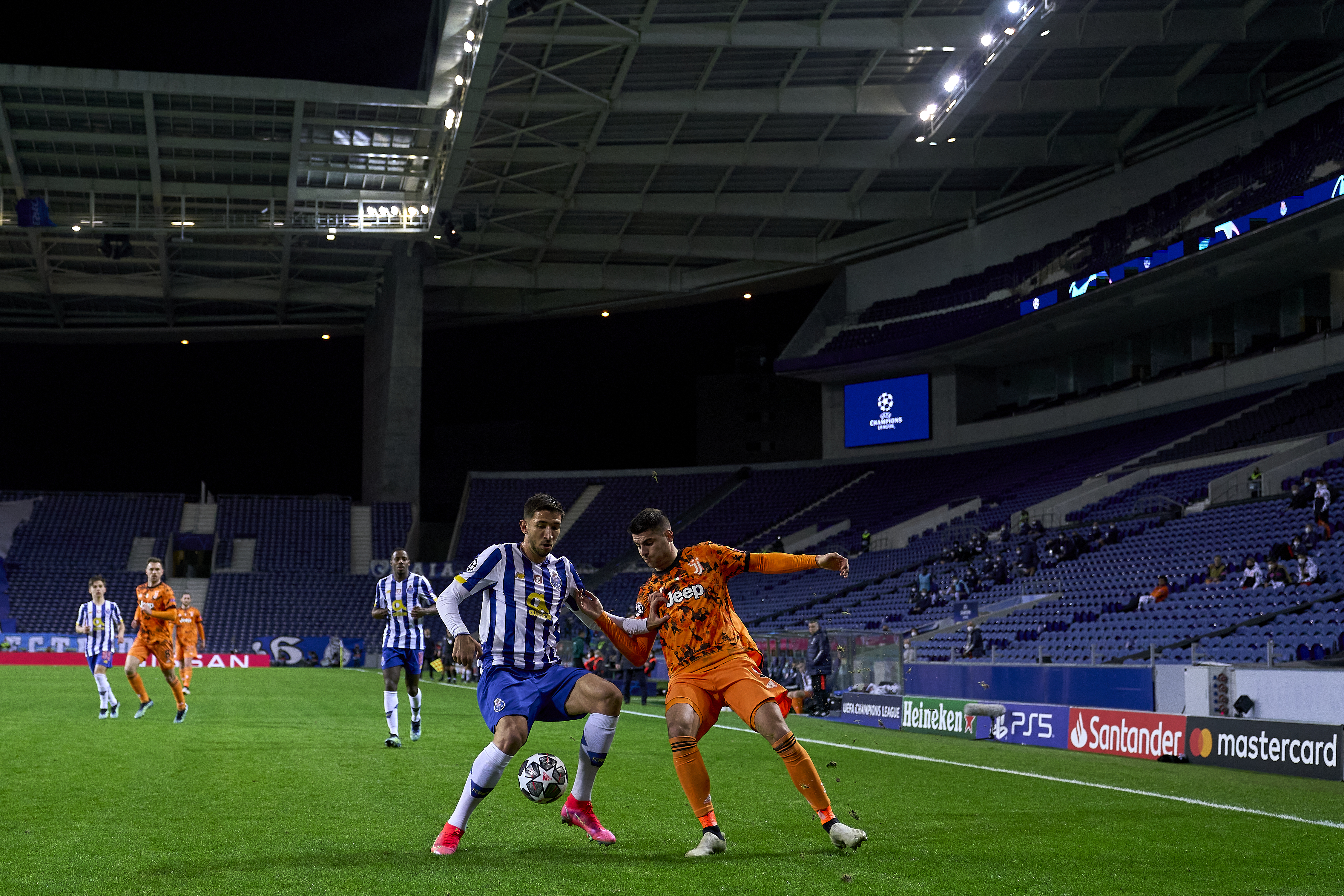 TRIVES I PORTO: Marko Grujic i aksjon mot Juventus i Champions League for Porto. Han har trivdes den siste sesongen i Portugal, og nå er overgangen gjort permanent.