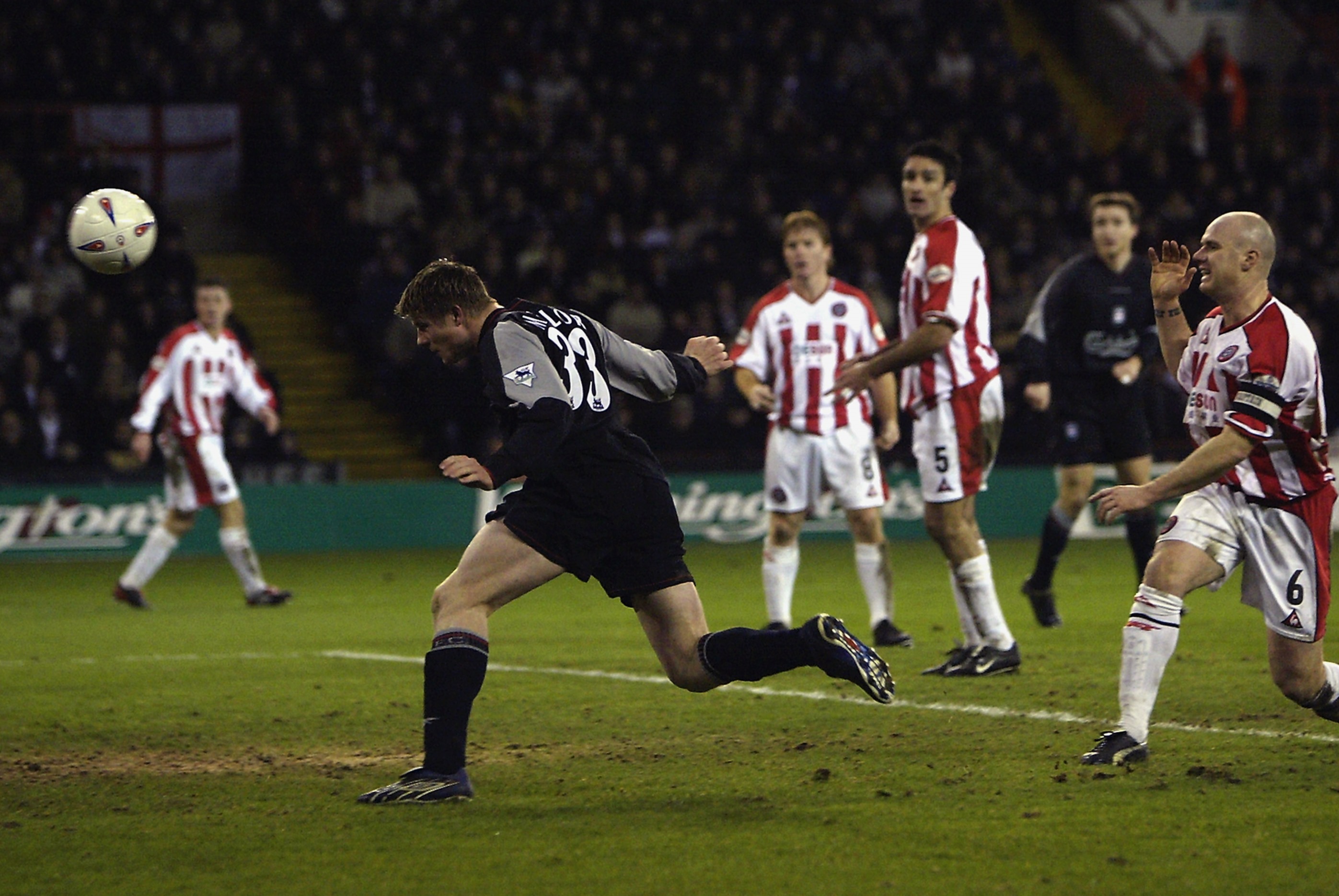 SITT FØRSTE FOR LIVERPOOL: NEIL MELLOR SCORER PÅ BRAMALL LANE.