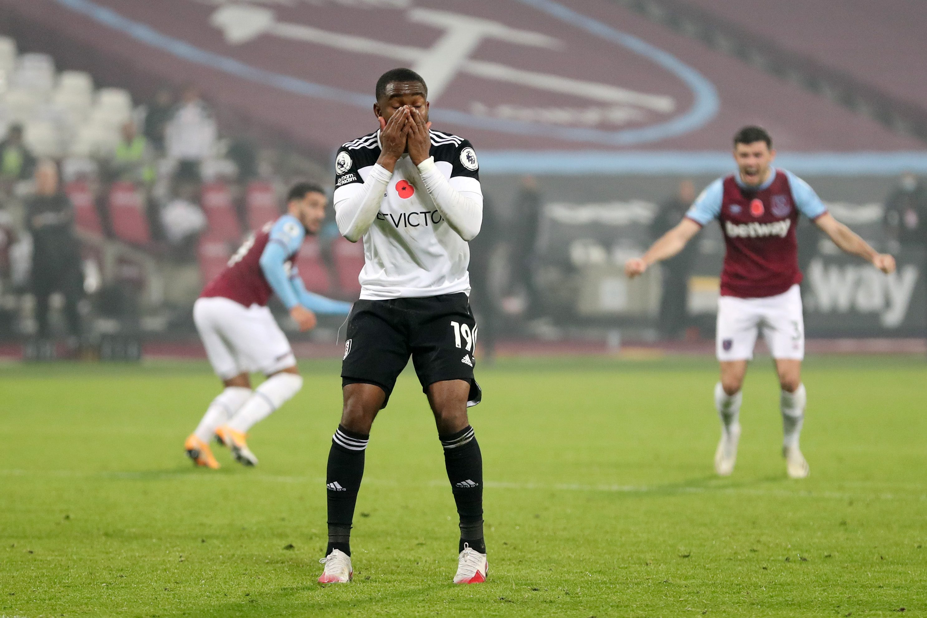 PINLIG BOM: Ademola Lookman hadde et håpløst straffespark mot West Ham.