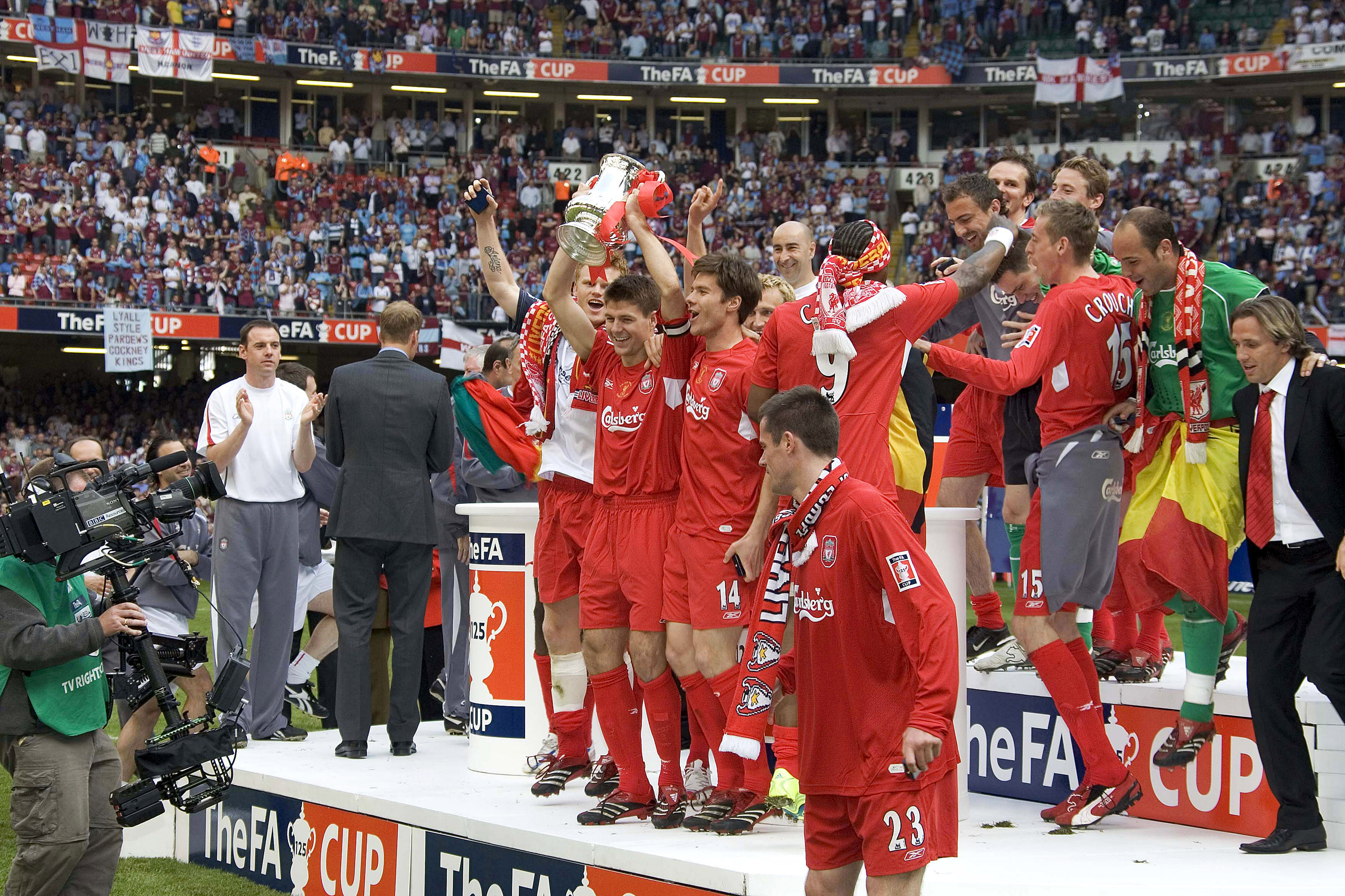 SEIER: Krampa tok de fleste Liverpool-spillerne men de klarte likevel å spille seg til seier.