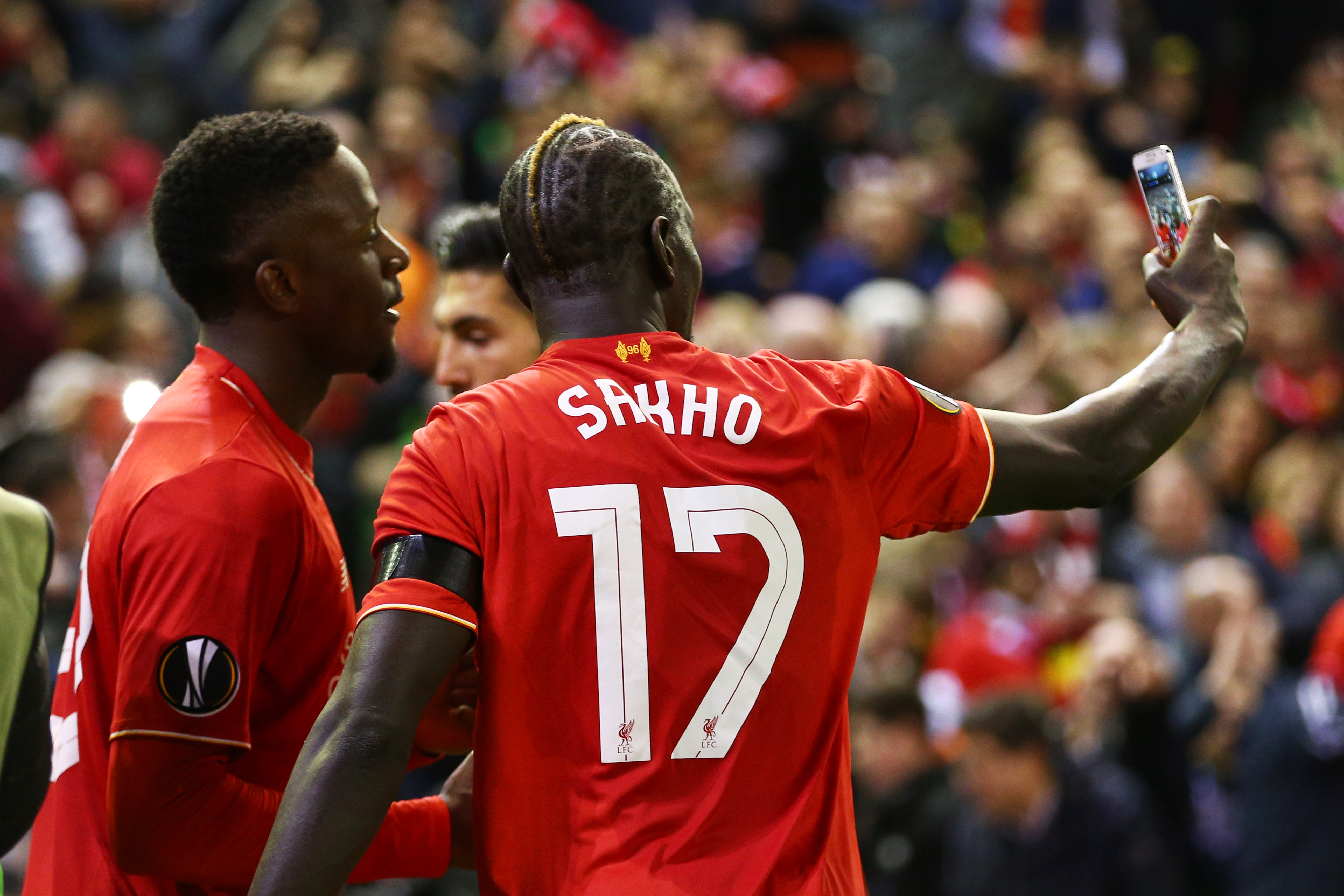 SELFIE: Sakho tar selfie på banen sammen med Divock Origi.
