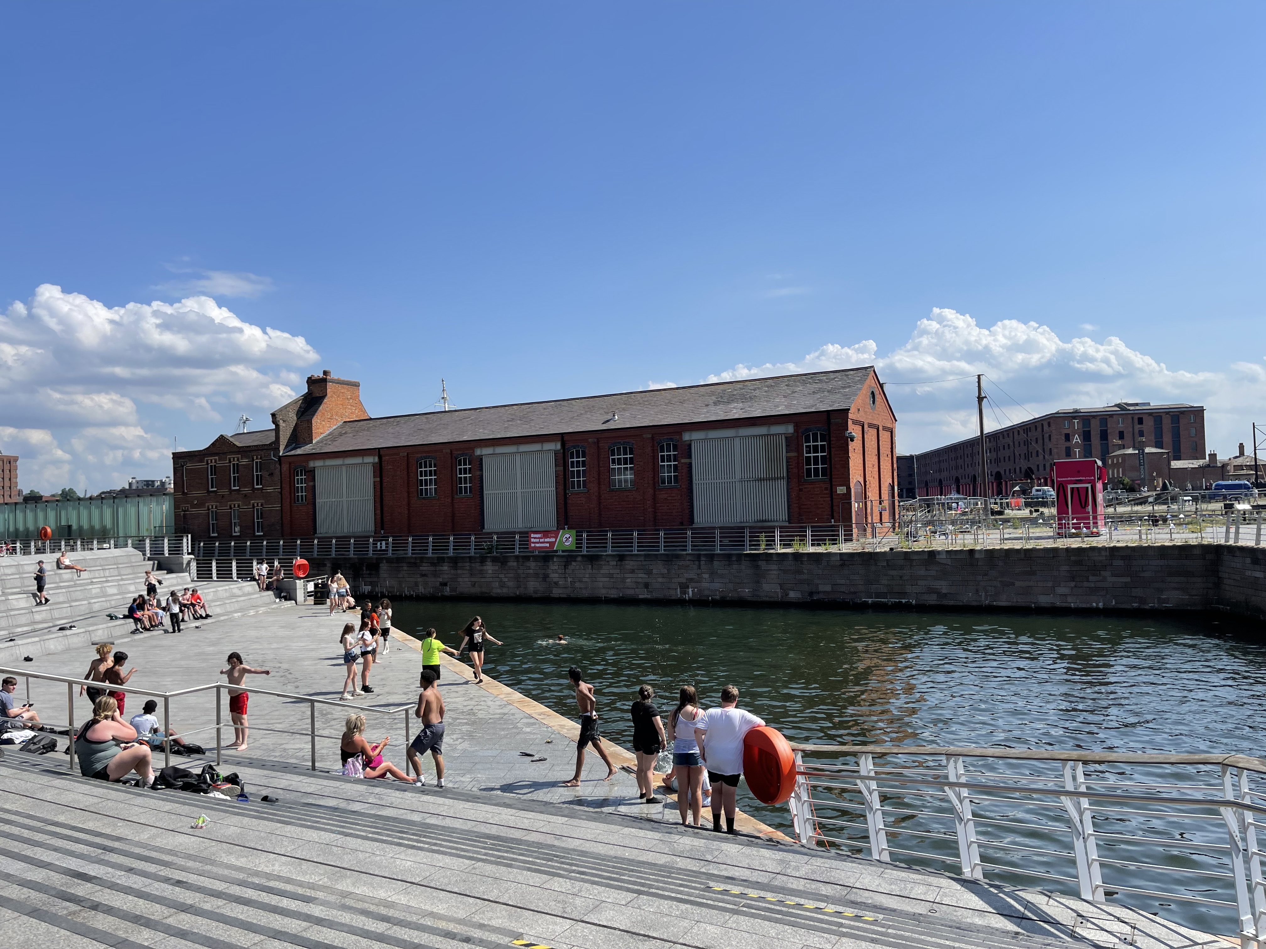 SOMMERDAG: "Freedom day" var knallvarm – her bader scouserne i elva.