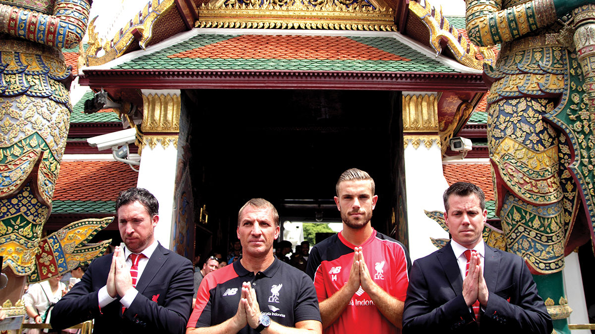 Billy Hogan forstod virkelig hvor store Liverpool var da han dro til Østen med laget. Her er han til høyre på bildet fra Bangkok med Robbie Fowler, Brendan Rodgers og Jordan Henderson.