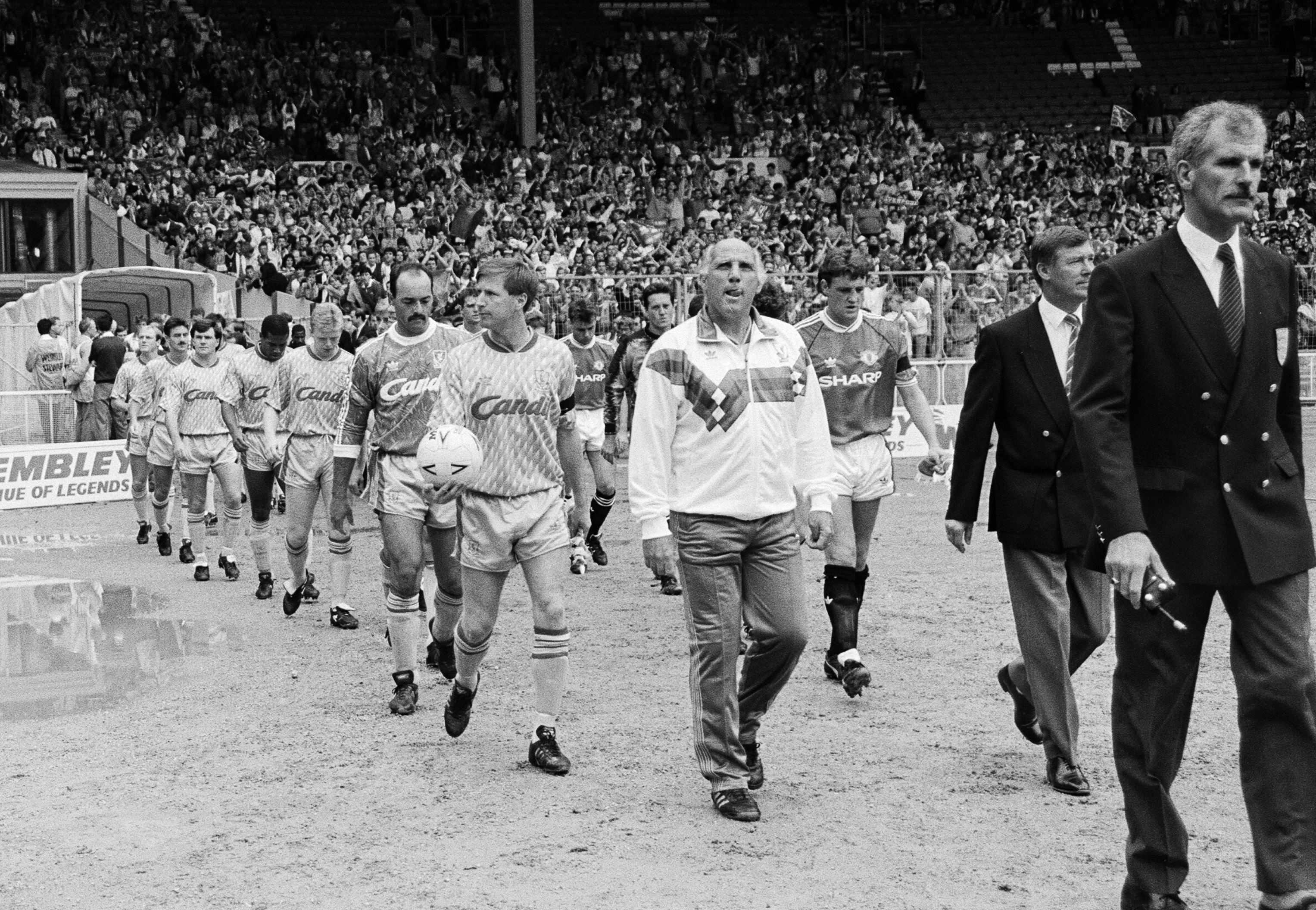 STOLT ØYEBLIKK: Ronnie Moran leder ut Liverpool før Charity Shield mot Manchester United i 1990.