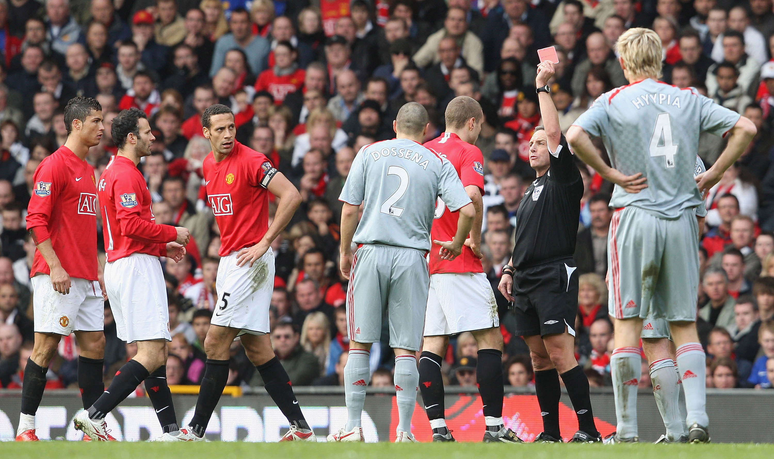 RØDT IGJEN: Nemanja Vidic så nok en gang rødt i møte med Liverpool.