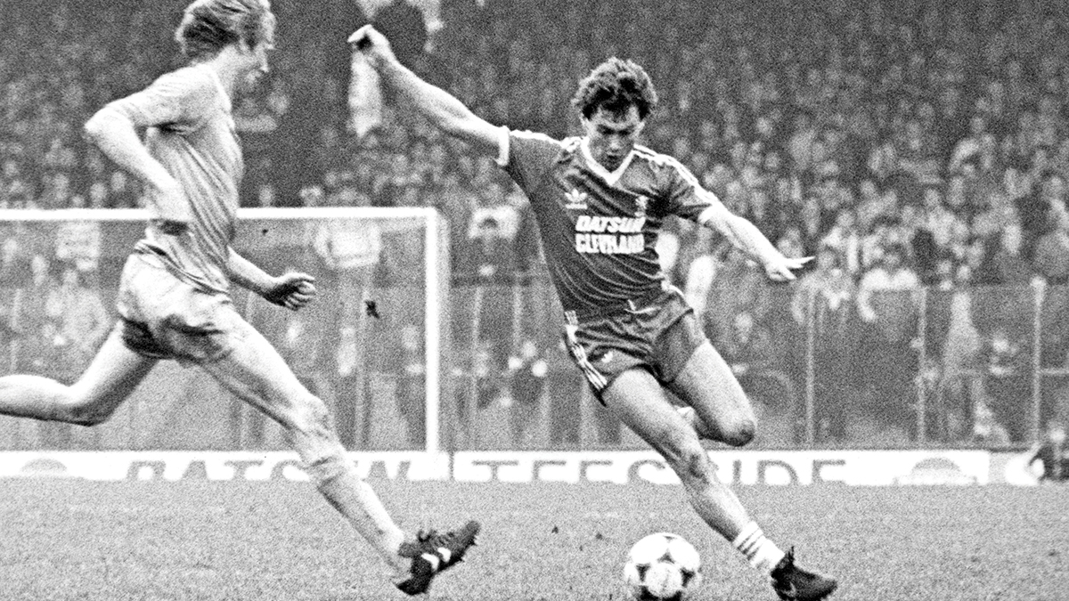 Middlesboroughs Dave Thomas i duell med Åge Hareide i mars 1982.