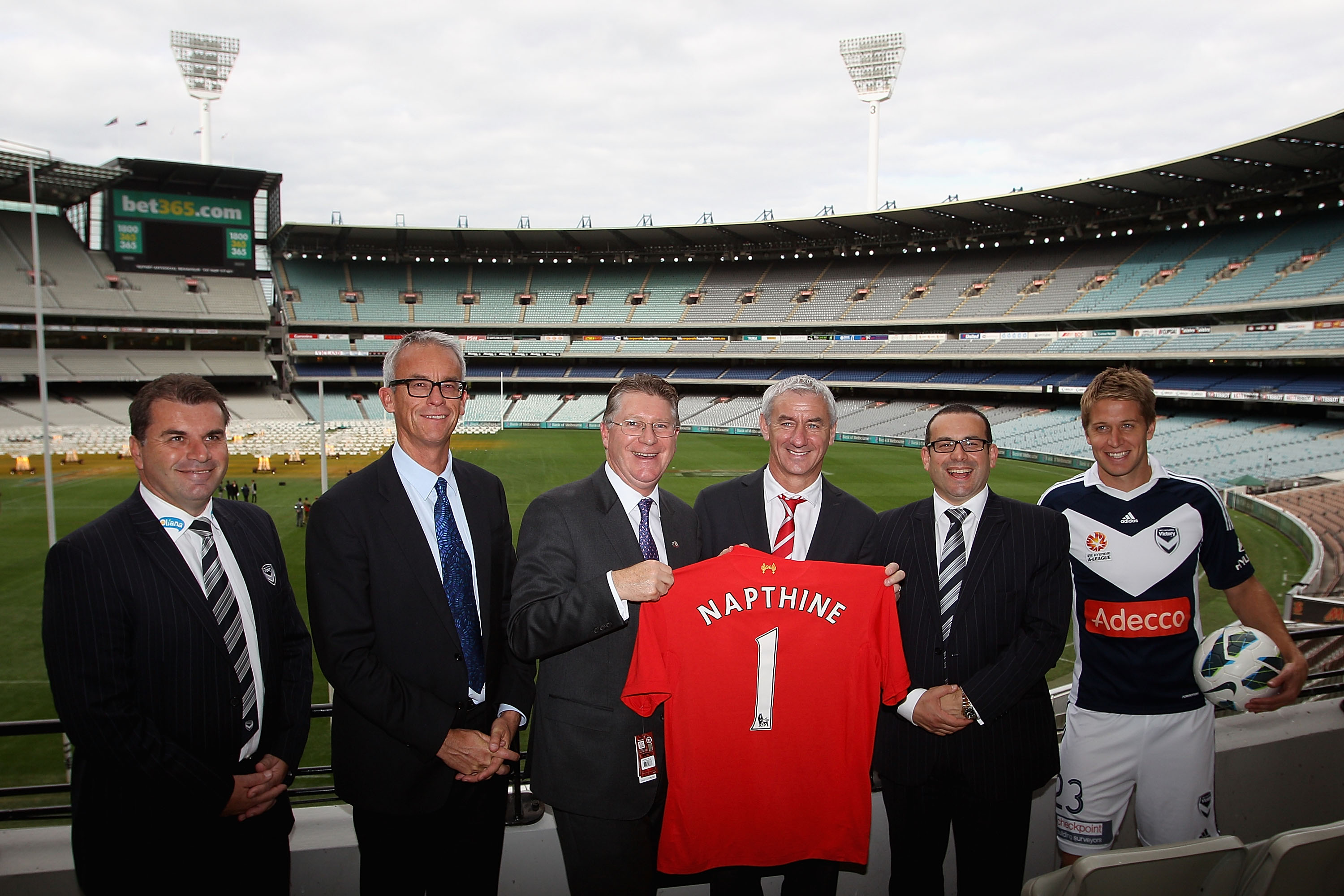 PRE-SESON: Postecoglou (tv) fra Melbourne Victory, Liverpool-trener, under sitt besøk sommeren 2013.