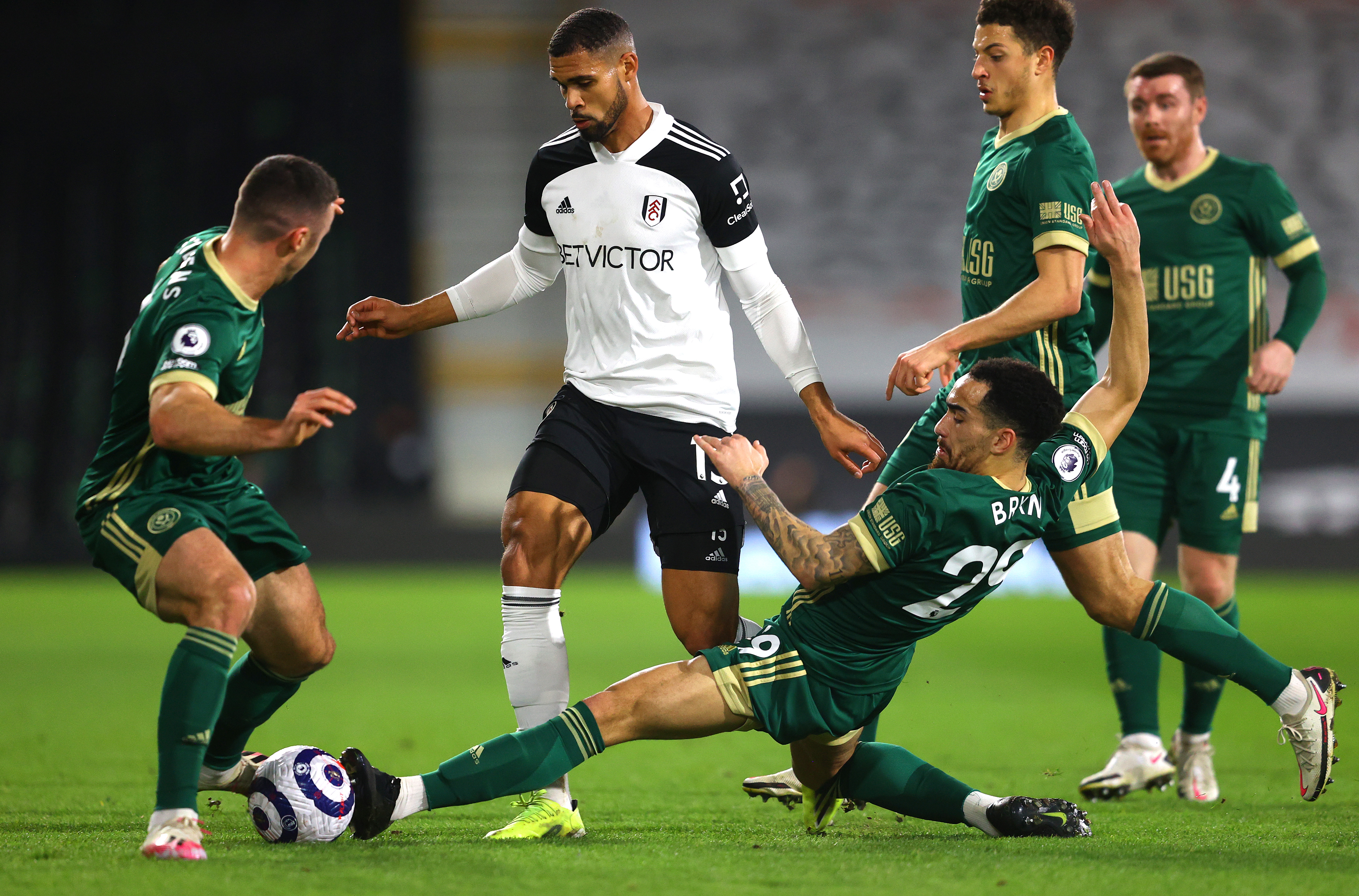 TRE POENG: Ruben Loftus-Cheek omringet av Sheffield United-spillere, i kampen Fulham vant 1-0.