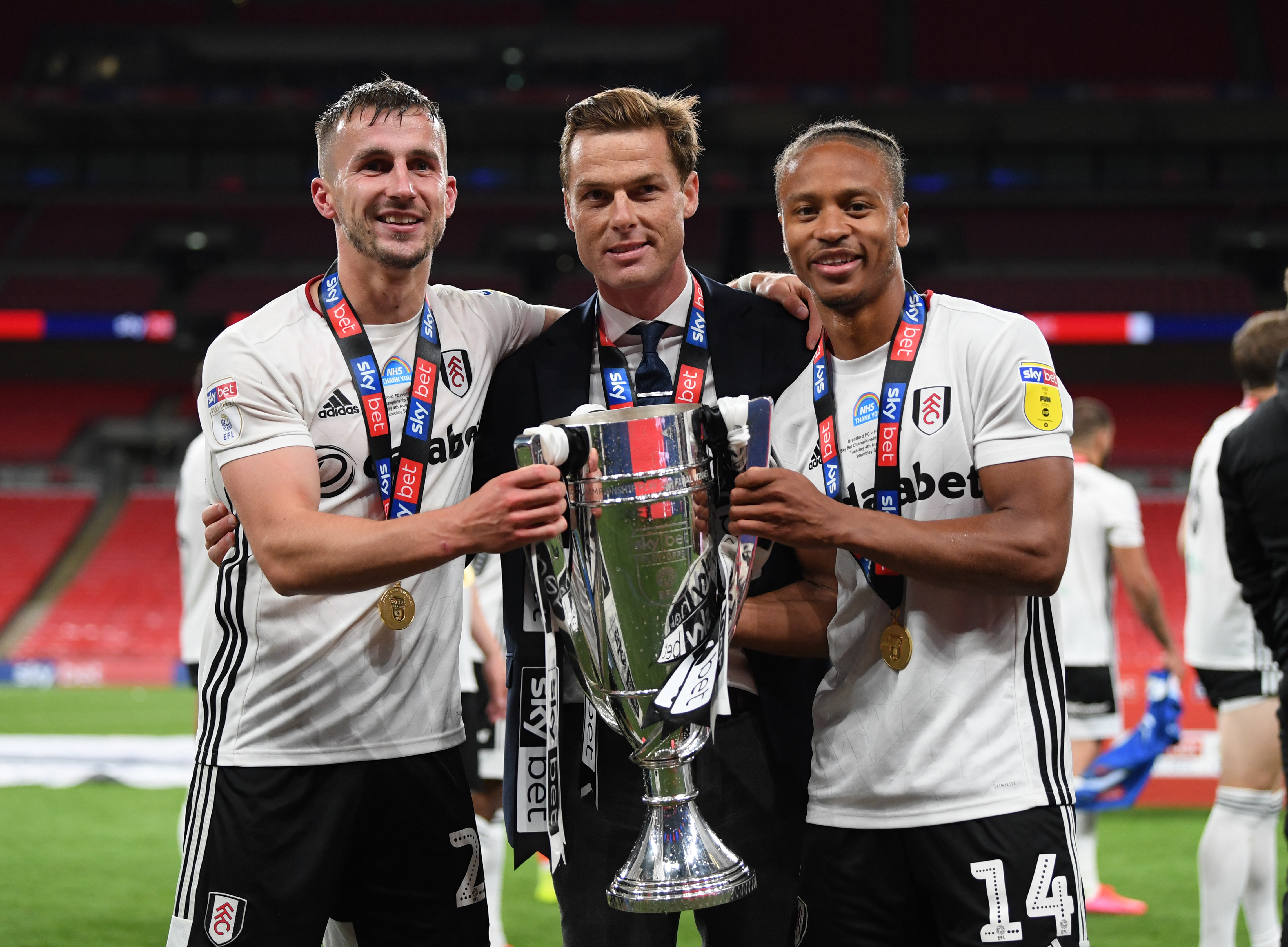 – LÆRT AV TIDLIGERE FEIL: Trener Scott Parker håper at klubben har lært etter forrige opphold i Premier League. Her med Joe Bryan og Bobby Decordova-Reid.