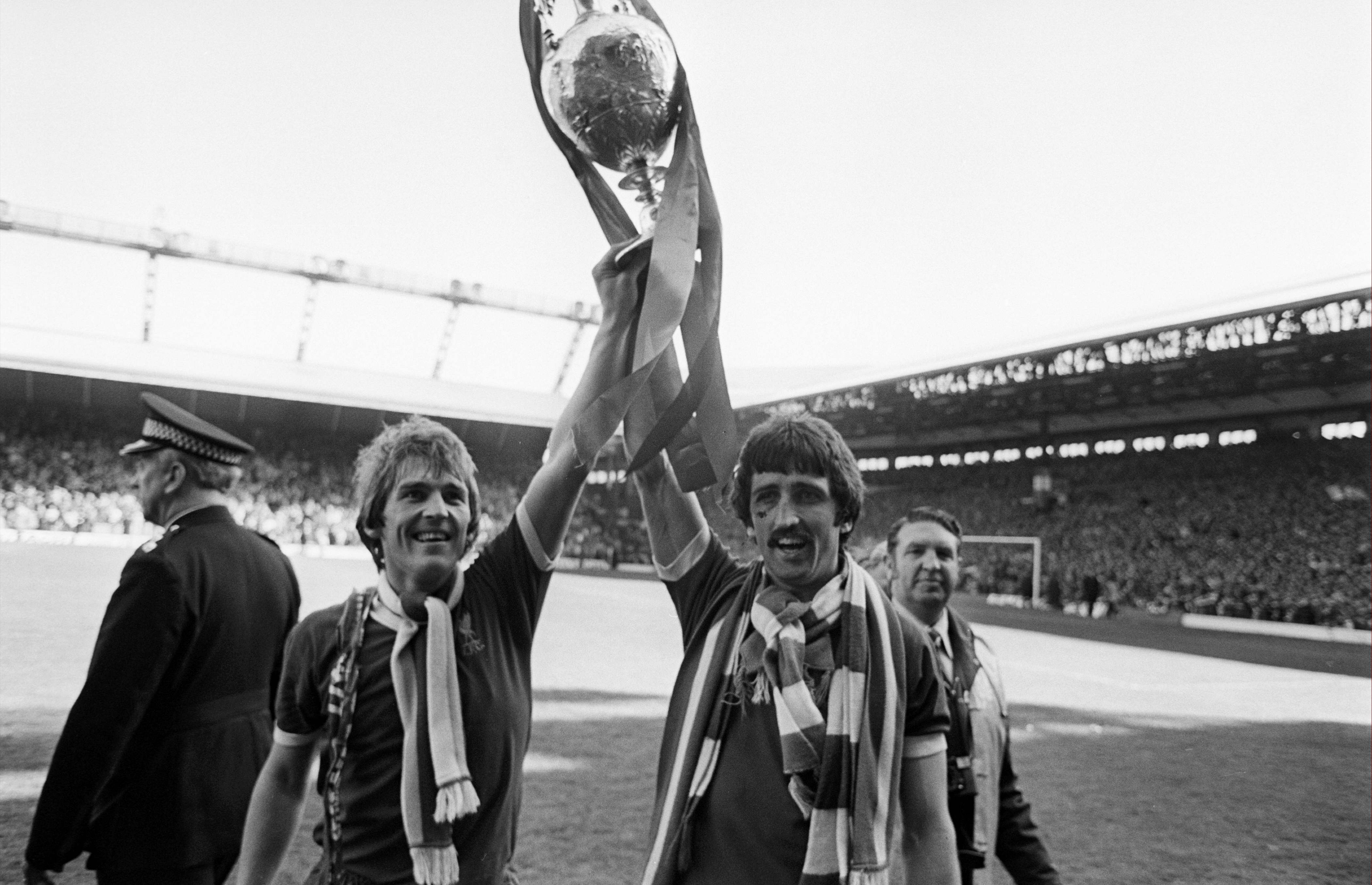 1979/80: Liverpool har avgjort det hjemme mot Aston Villa, og angrepsduoen Kenny Dalglish og David Johnson tar imot hyllesten.