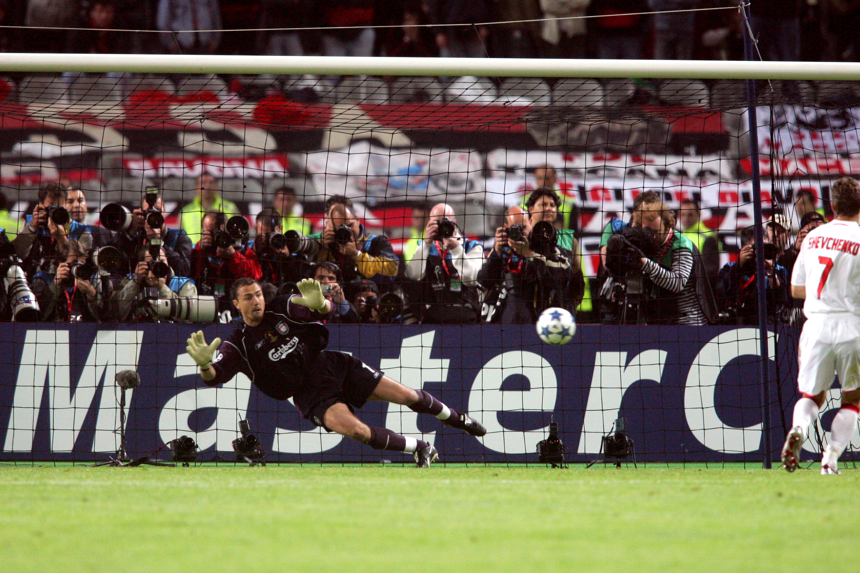 DEN STORE HELTEN: Jerzy Dudek reddet straffen som sørget for seier i Champions League-finalen 2005.