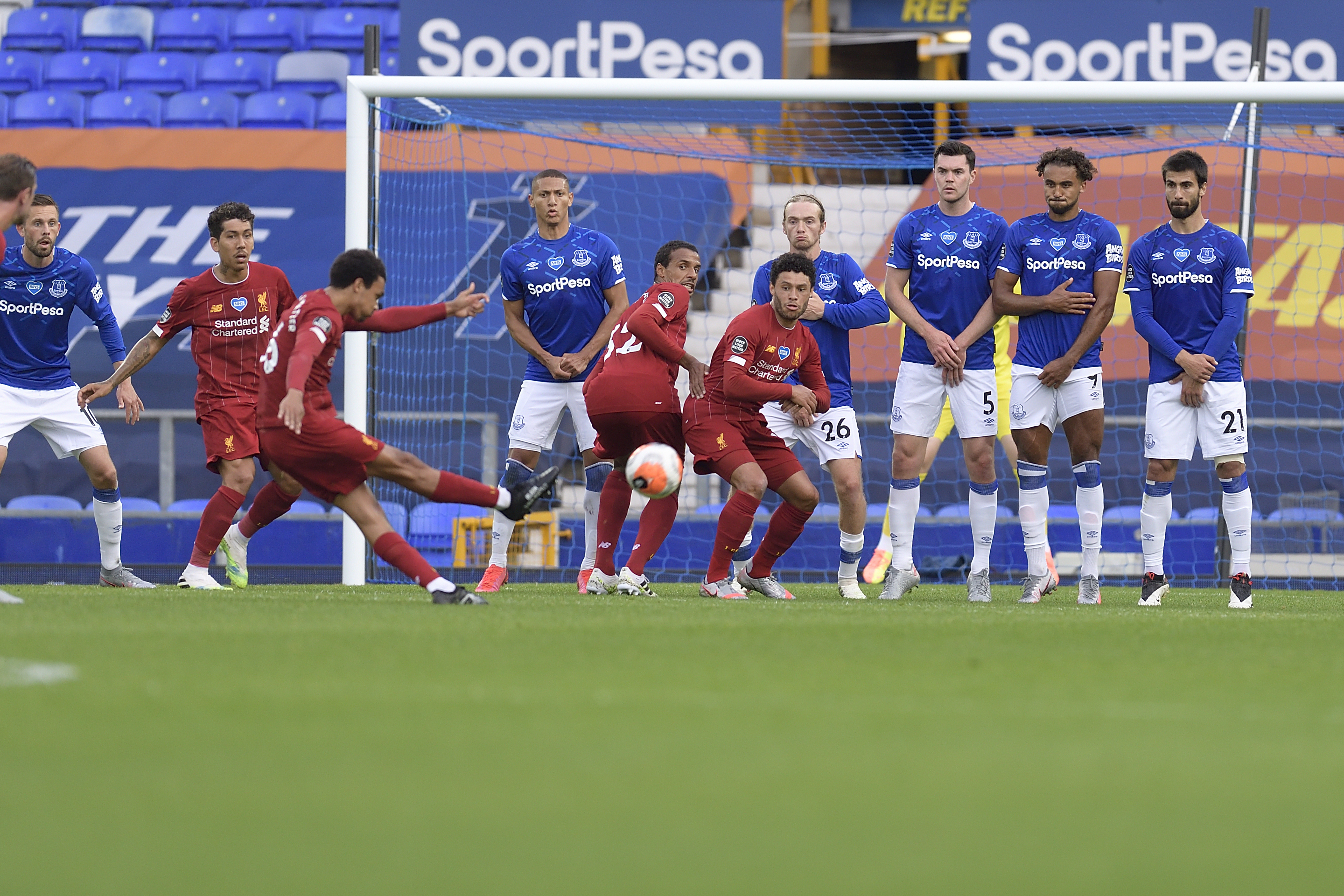 Trent Alexander-Arnold hadde flere muligheter på frispark, men foten var ikke helt på plass søndag.