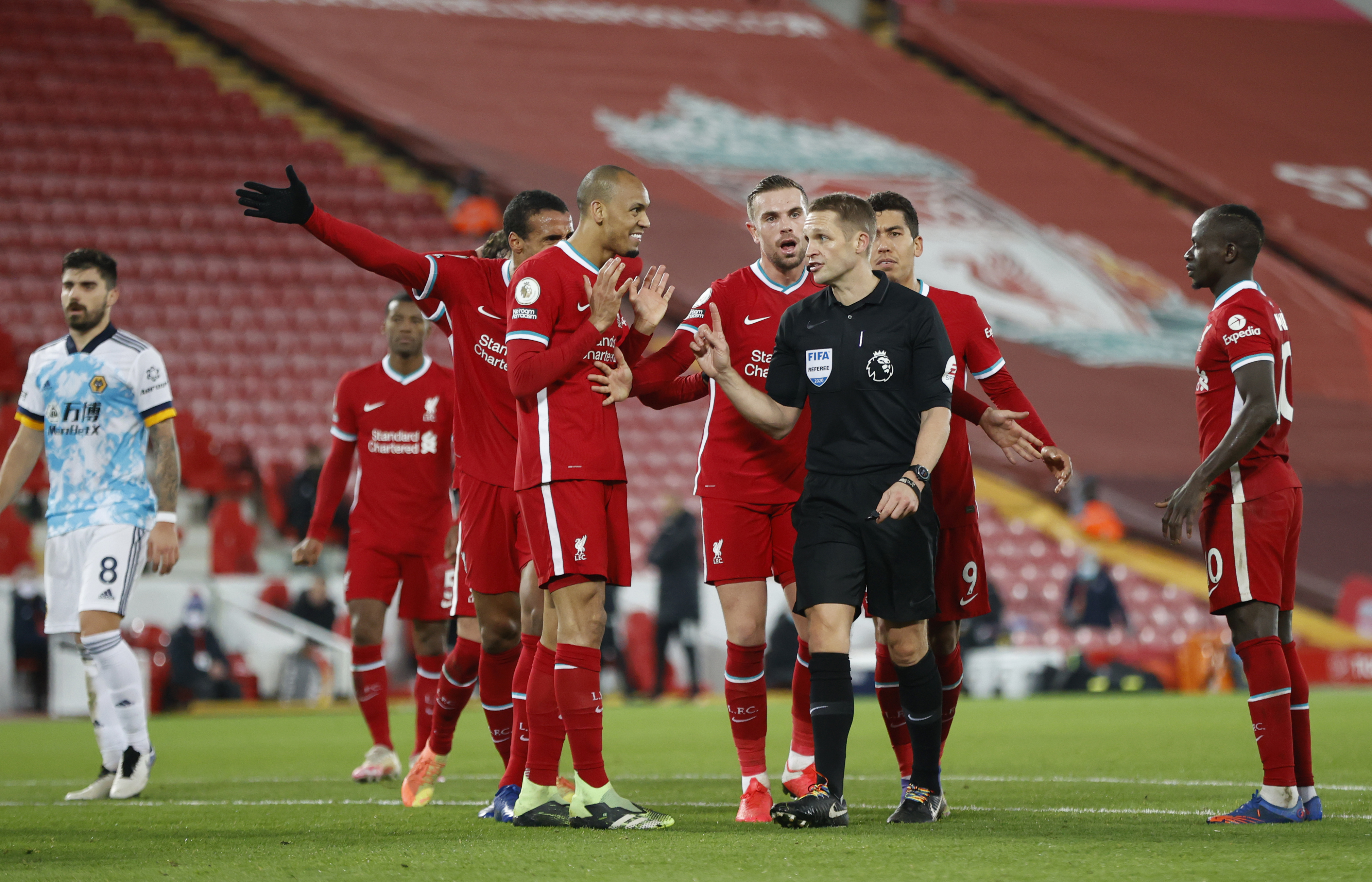 I FOKUS: Dommer Craig Pawson har dømt straffespark til Conor Coady og Wolves, til Liverpool-spillernes store protester. Heldigvis kom dommeren på bedre tanker etter å ha sett situasjonen noen ganger om igjen.
