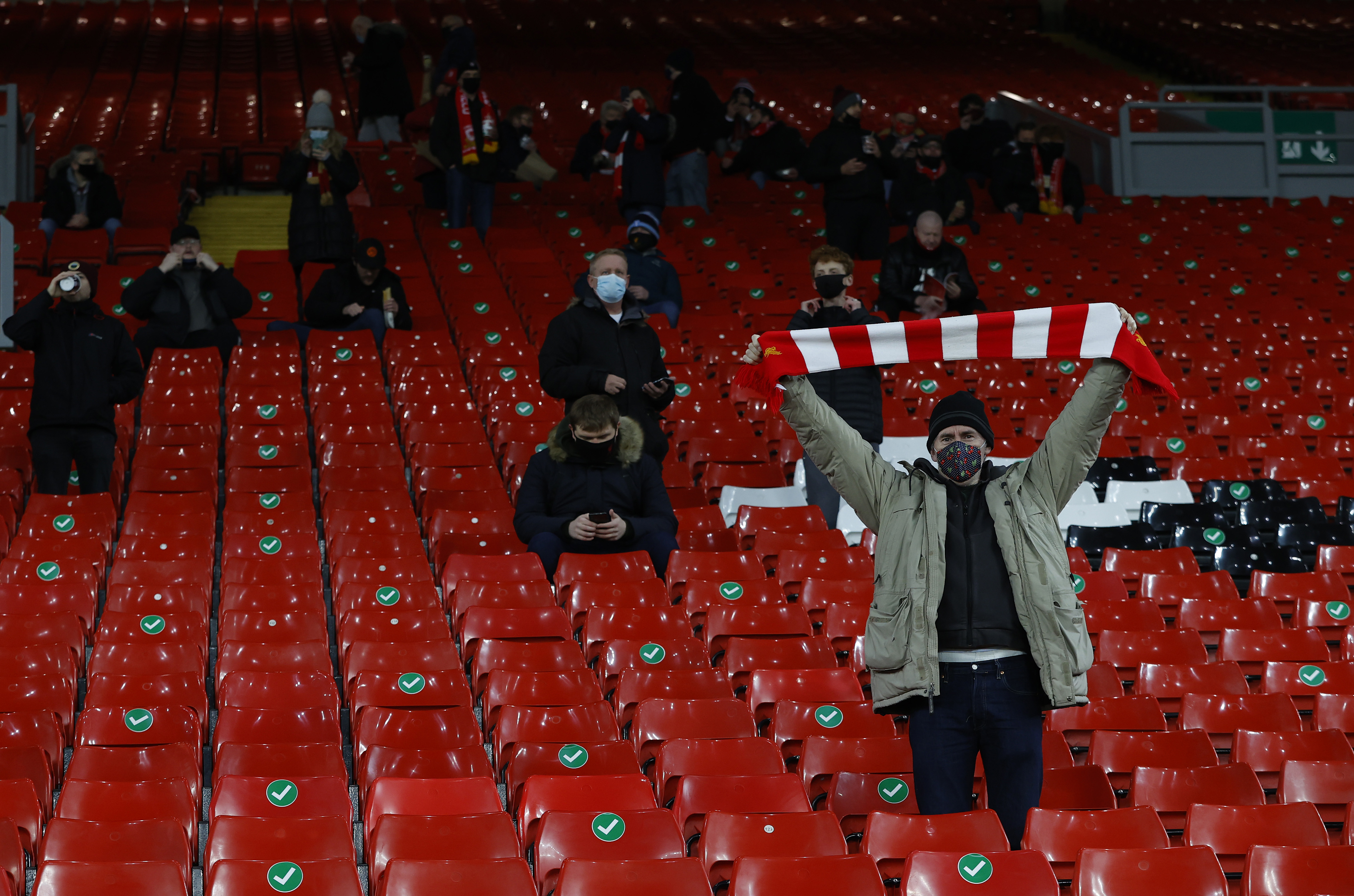 STEMNING: Liverpool-spillerne lot seg inspirere av å ha fansen tilbake. Og de 2000 som var så heldig å få plass, gjorde sitt for å støtte laget.