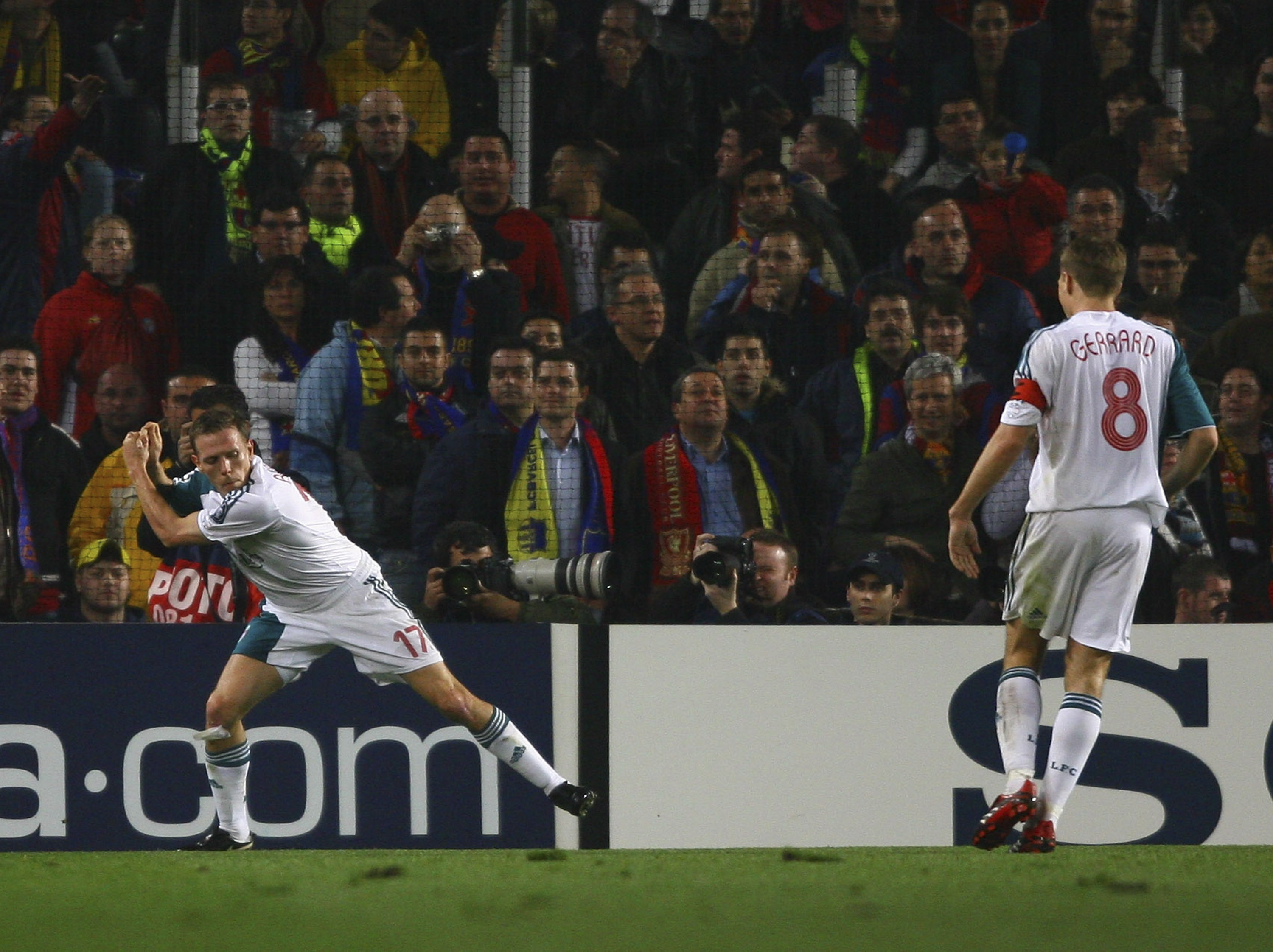 SLÅR ET SLAG FOR BORTEMÅL: Craig Bellamy med spesiell feiring på Nou Camp, etter en mye omtalt episode med John Arne Riise noen dager tidligere.