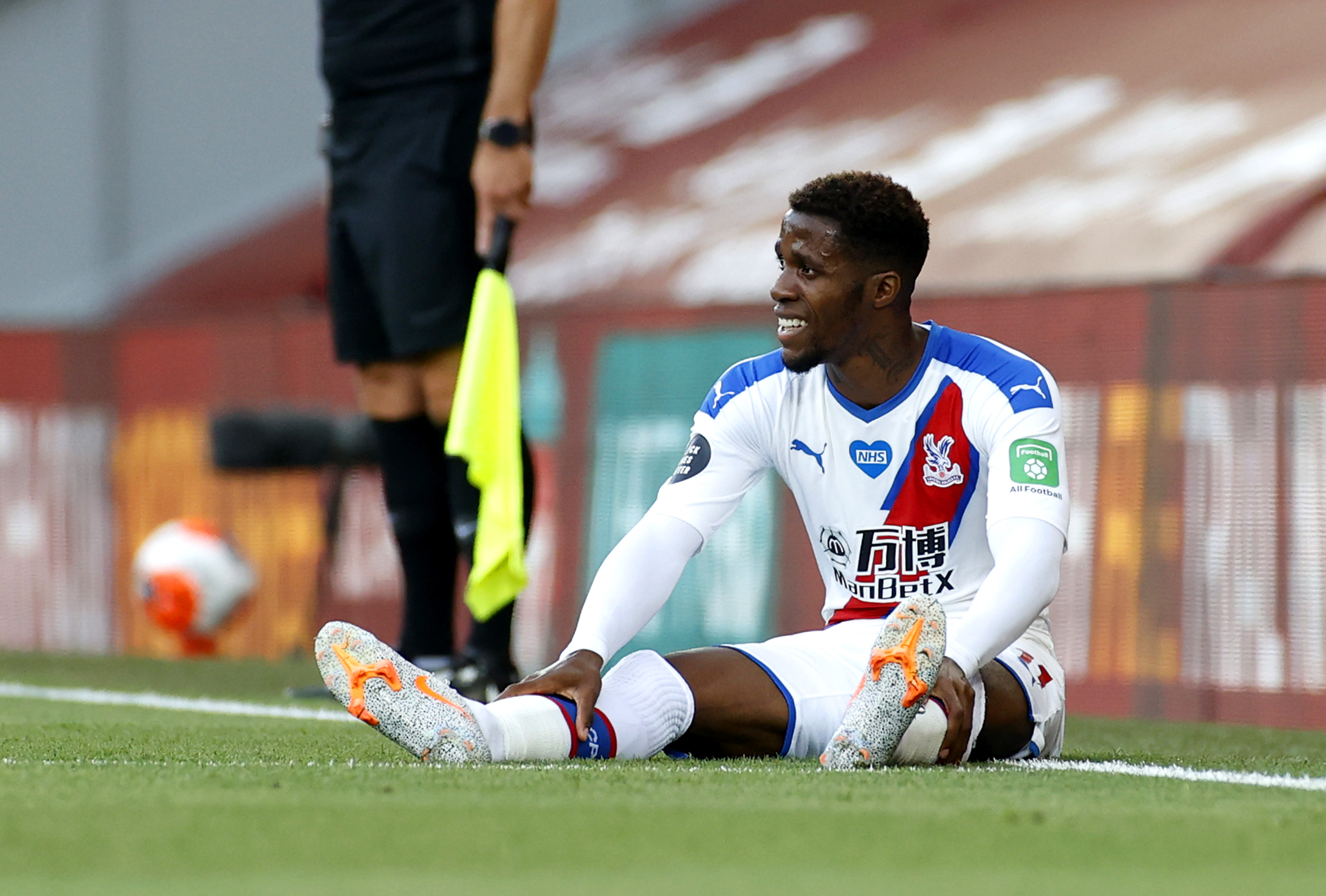 UT ETTER ET KVARTER: Wilfired Zaha ble skadet tidlig i kampen.