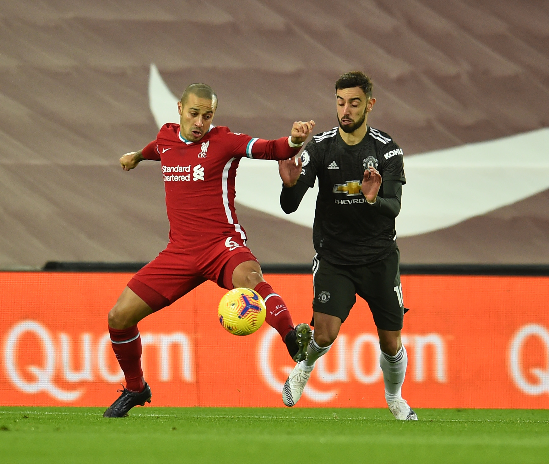 MIDTBANEDUELLEN: Thiago Alcantara mot Bruno Fernandes.
