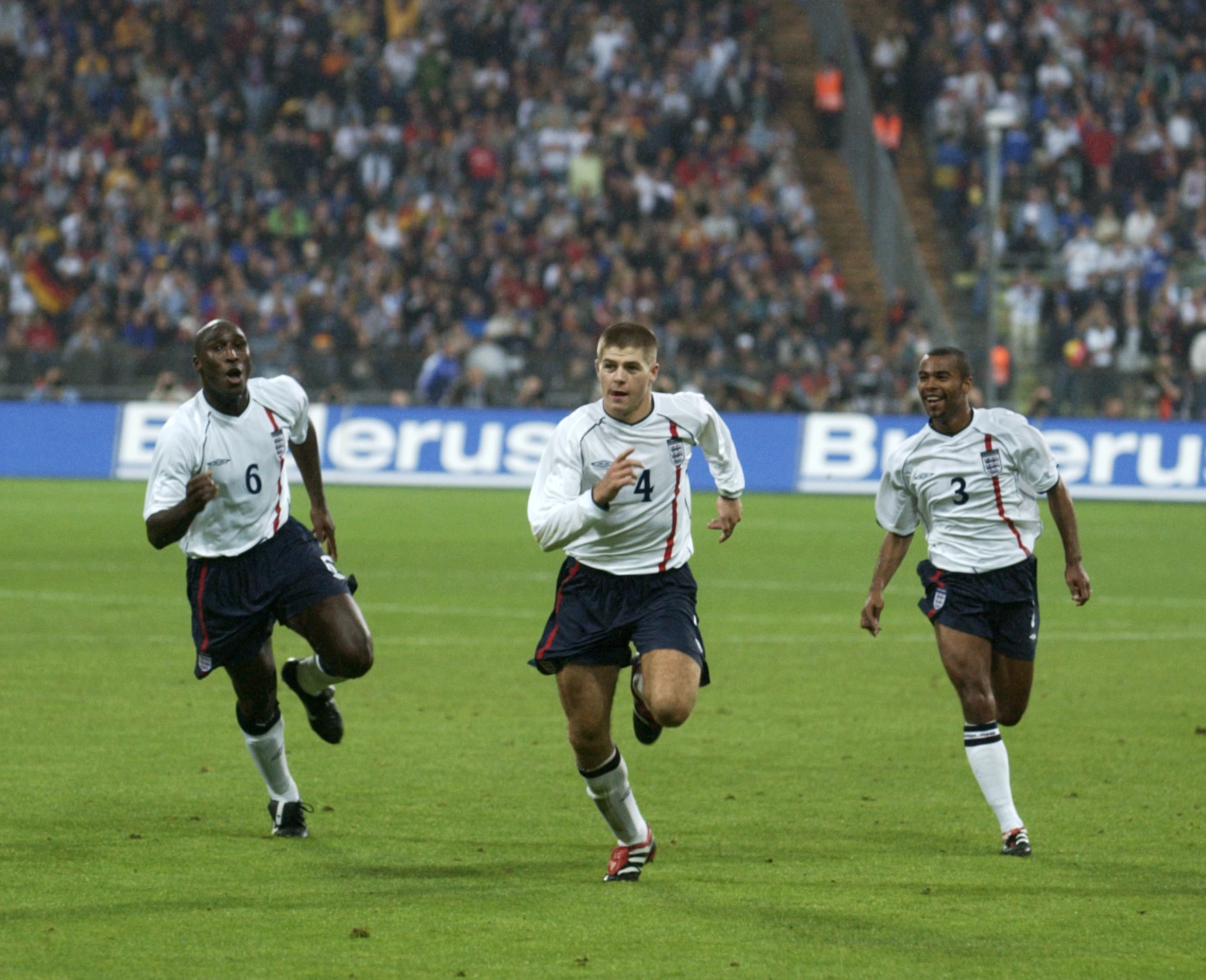 UTKLASSING: England utklasset Tyskland i Berlin i en VM-kvalifiseringskamp i 2001. Liverpool-spillere scoret alle Englands mål i 5-1-seieren. Her feirer Gerrard sin nettkjenning.
