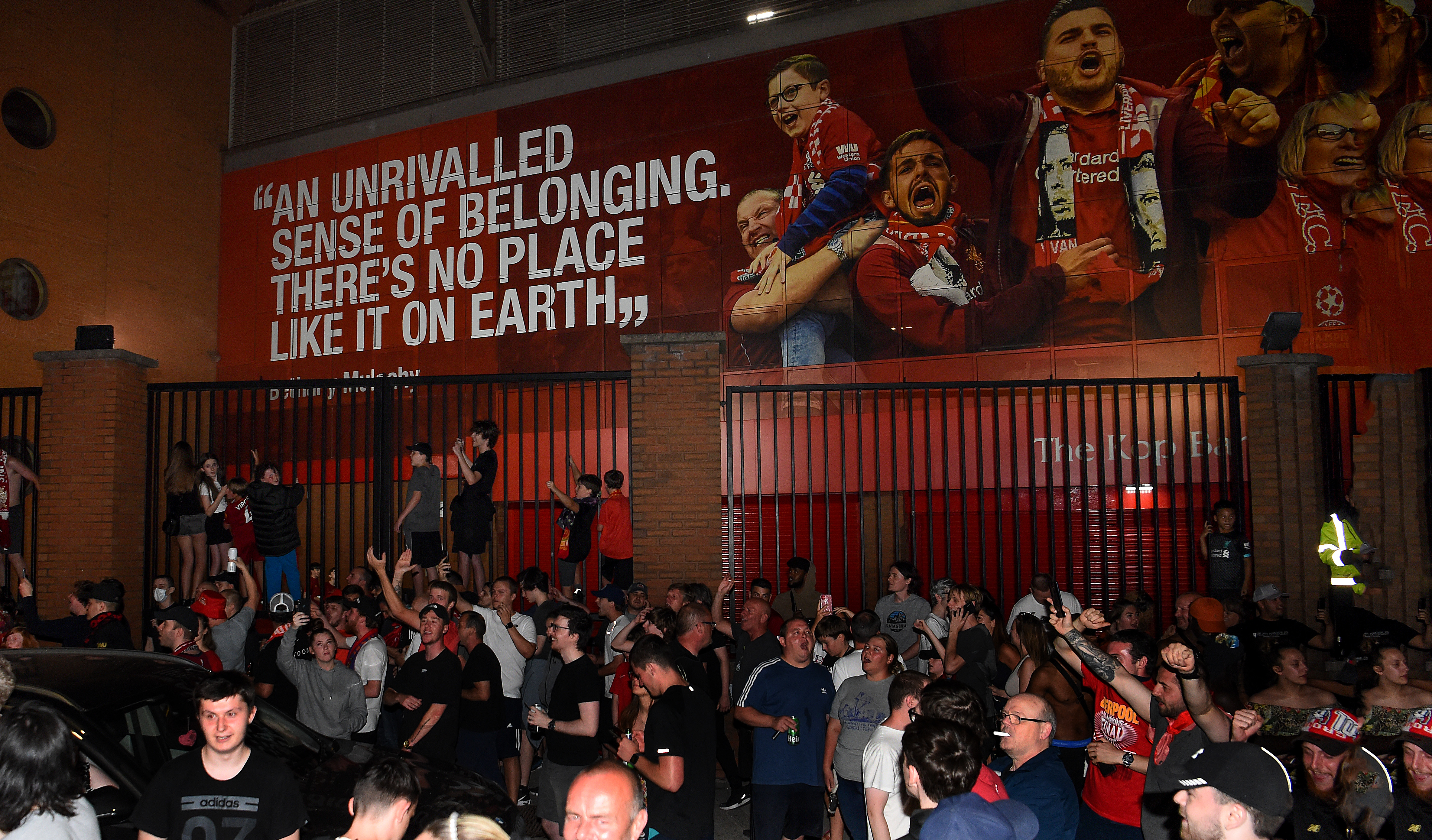 VENTETIDEN ER OVER: 25. juni og Liverpool eksploderer i ekstase og glede etter 30 år.