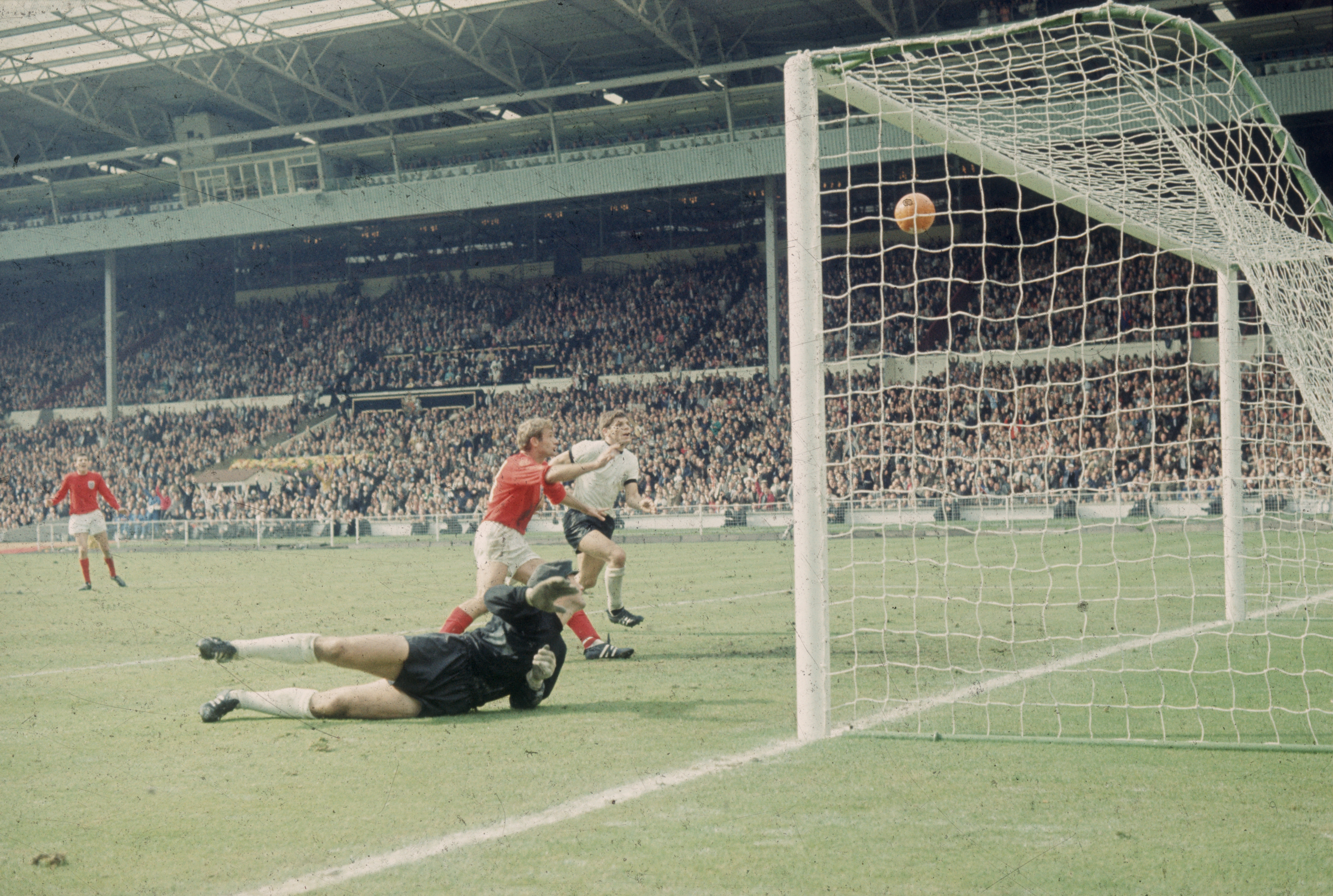 HURST-MÅL: Geoff Hurst scorer kampens tredje mål, eller gjorde han egentlig det? Målet ble i hvert fall stående men det er usikkert om hele ballen var over linja.
