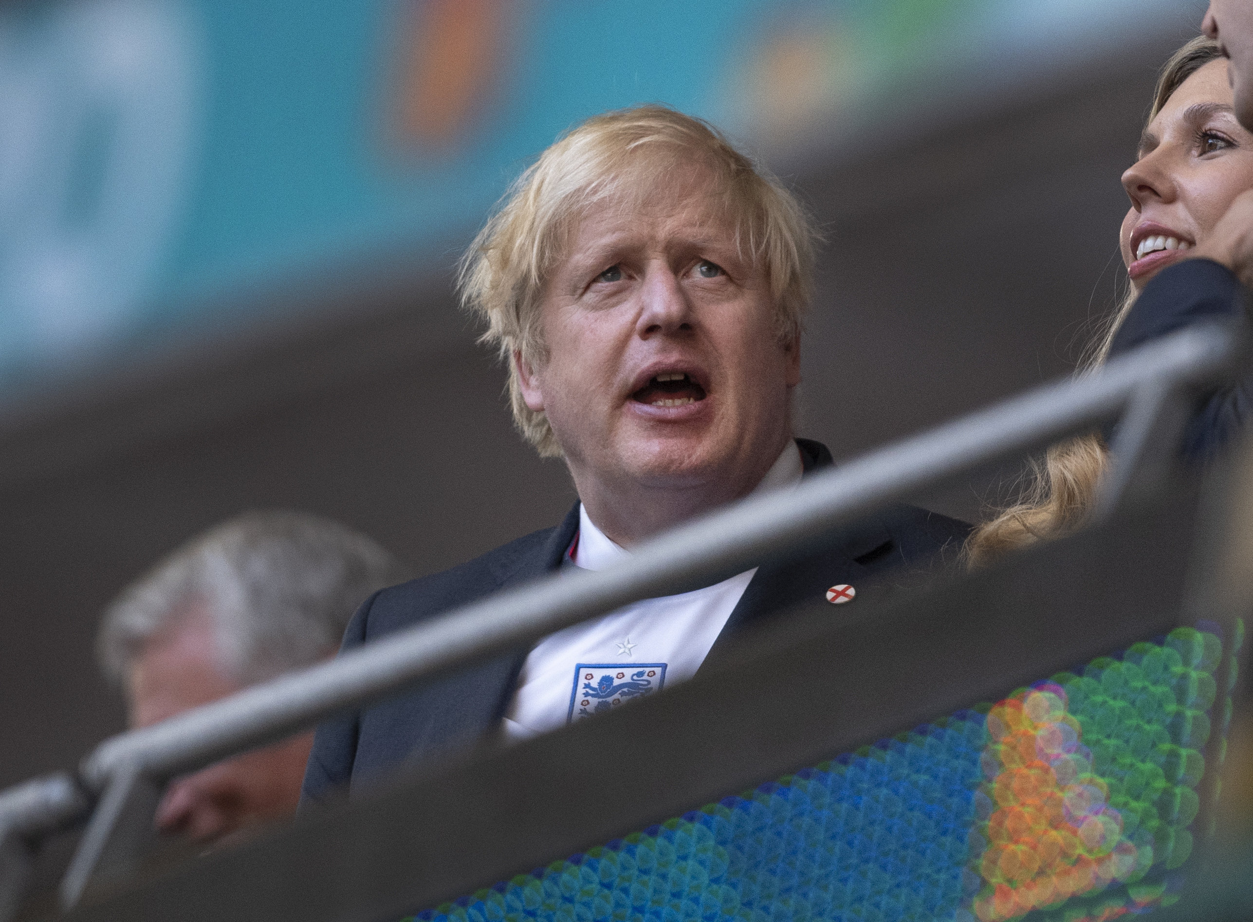 FØLGER TRENDEN: Statsminister Boris Johnson har kastet seg på lasset og var til stede på Wembley under semifinalen – med en England-drakt under dressjakka.
