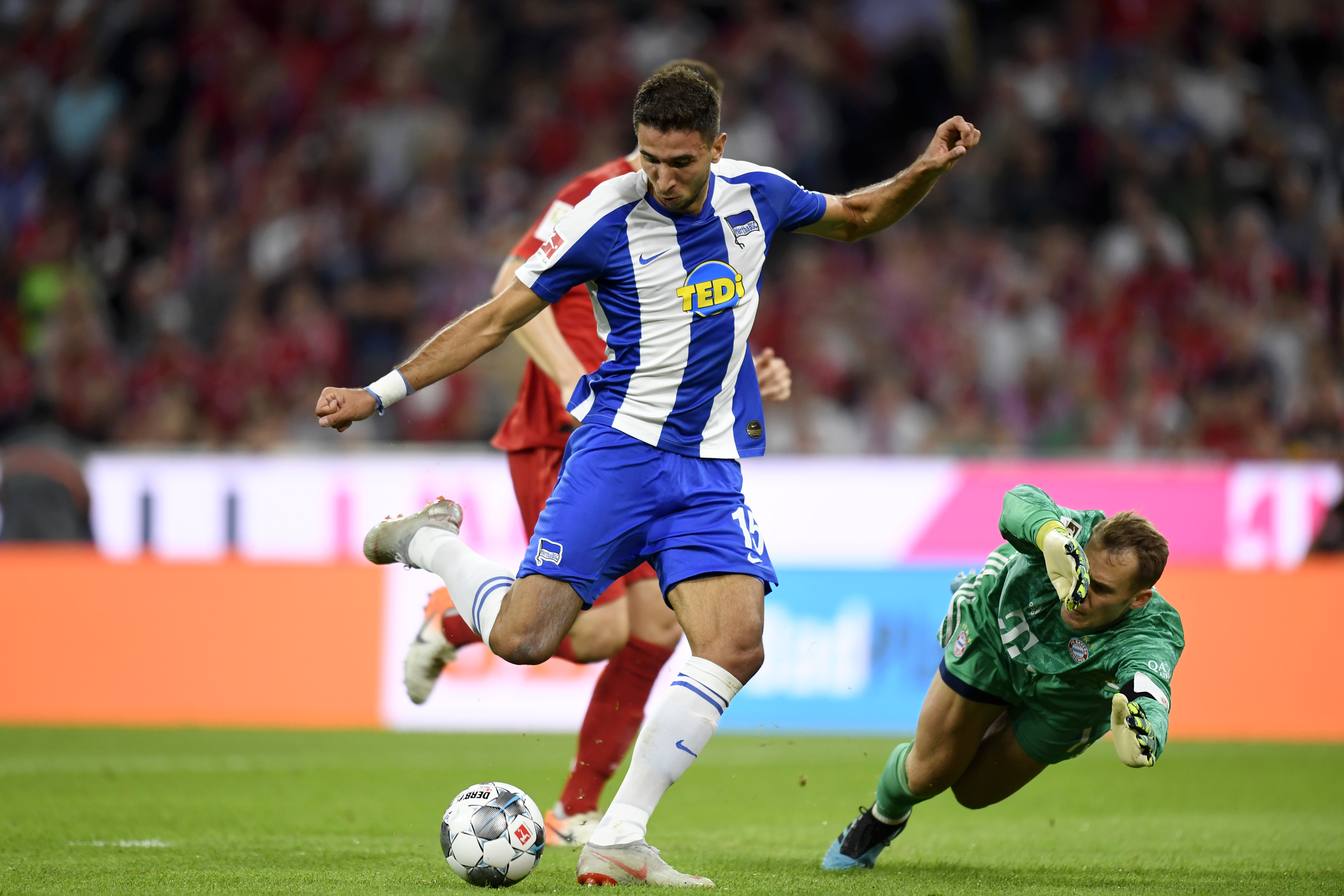 STORT ØYEBLIKK: Grujic runder Neuer og setter ballen i nettmaskene, før han måtte ned for telling.