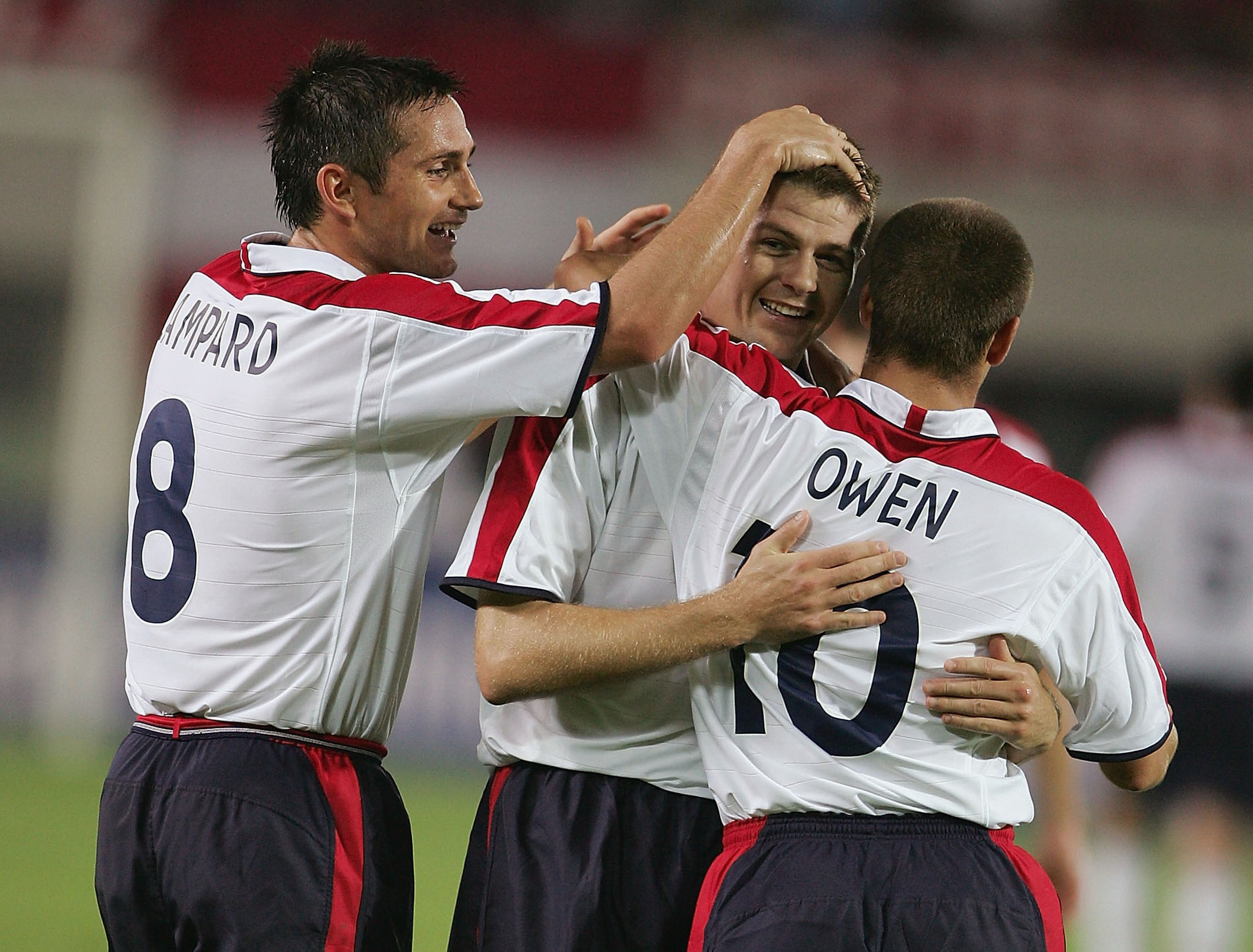 LAGKAMERATER: Lampard og Owen gratulerer Gerrard med målet han scoret i kampen mot Østerrike i september 2004.