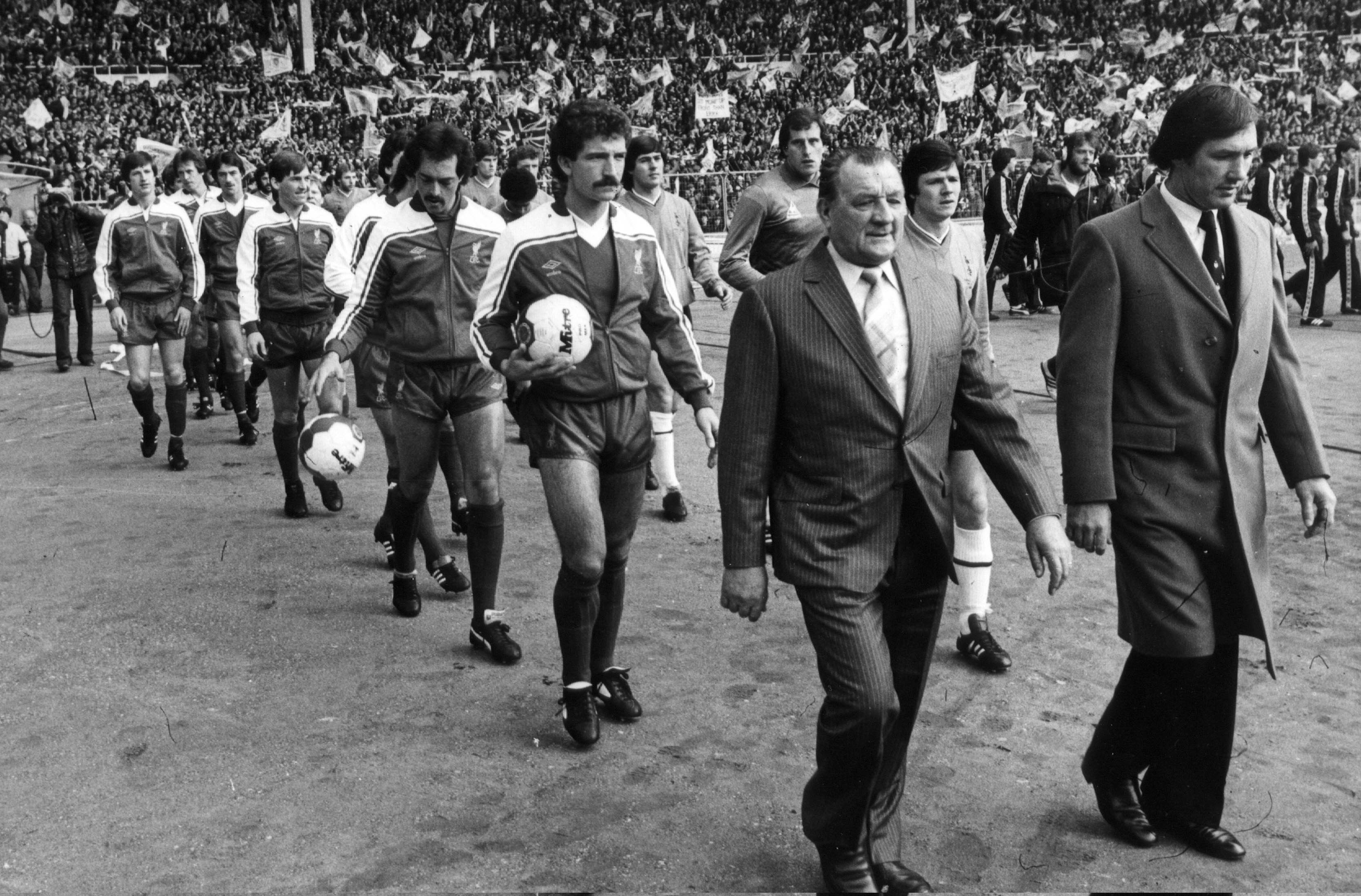 INNMARSJ: Managerne Bob Paisley og Keith Burkinshaw leder lagene ut på Wembley.