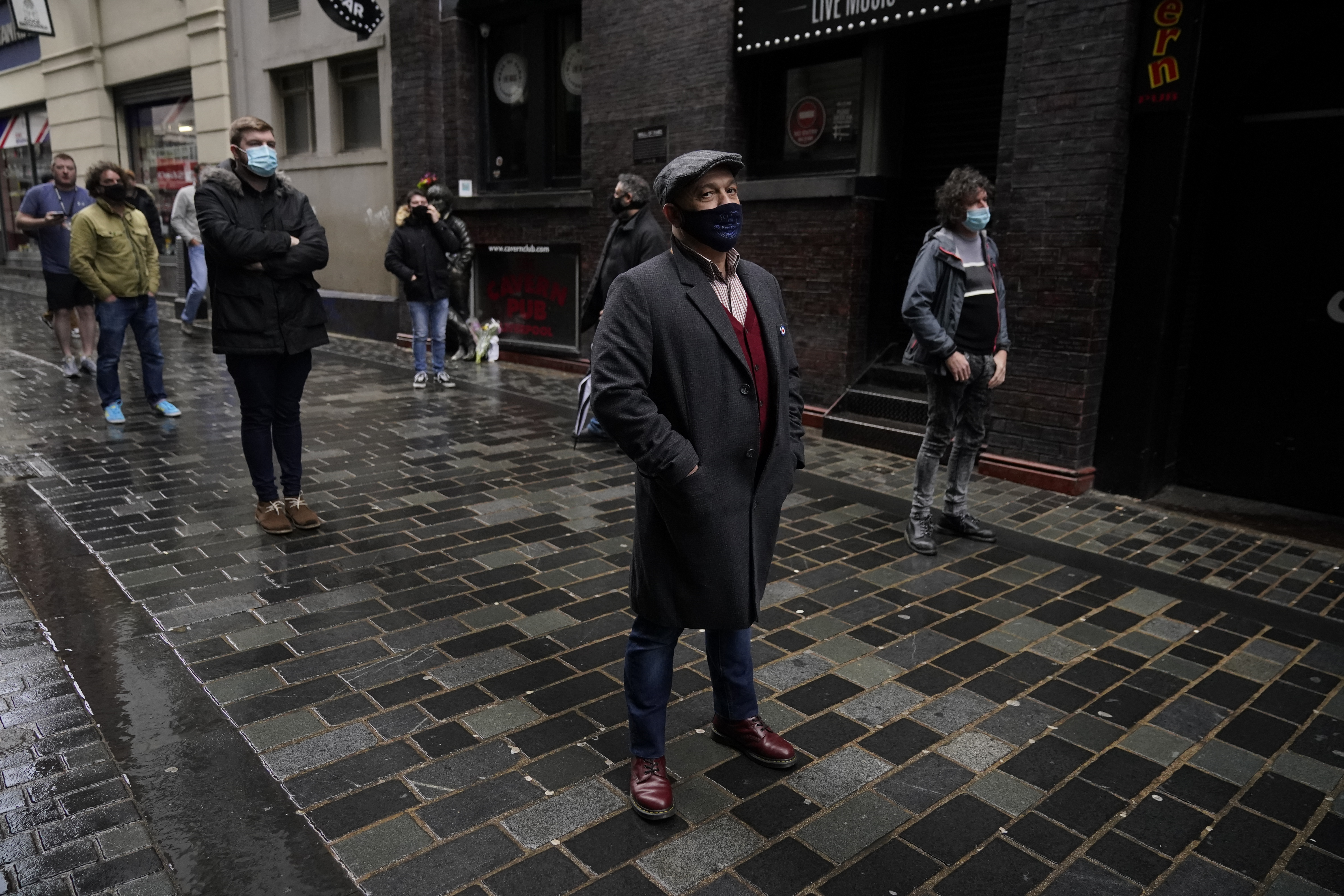 PROTESTER: Folk som jobber i underholdningsbransjen i byen stilte til en stille protest i Mathew Street mandag morgen.