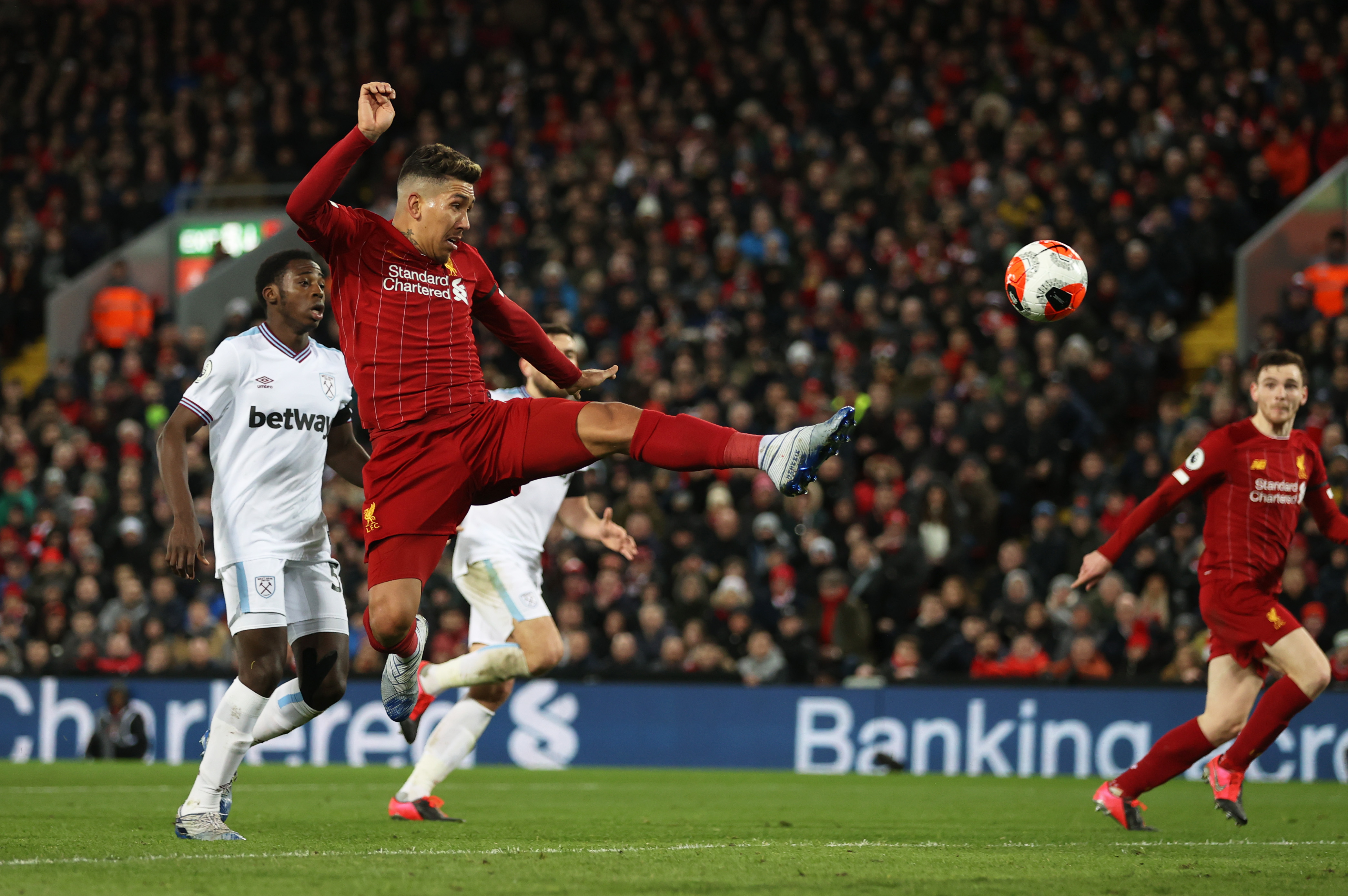 KUNSTNER: Firmino kan åpne forsvar på alle mulige måter.