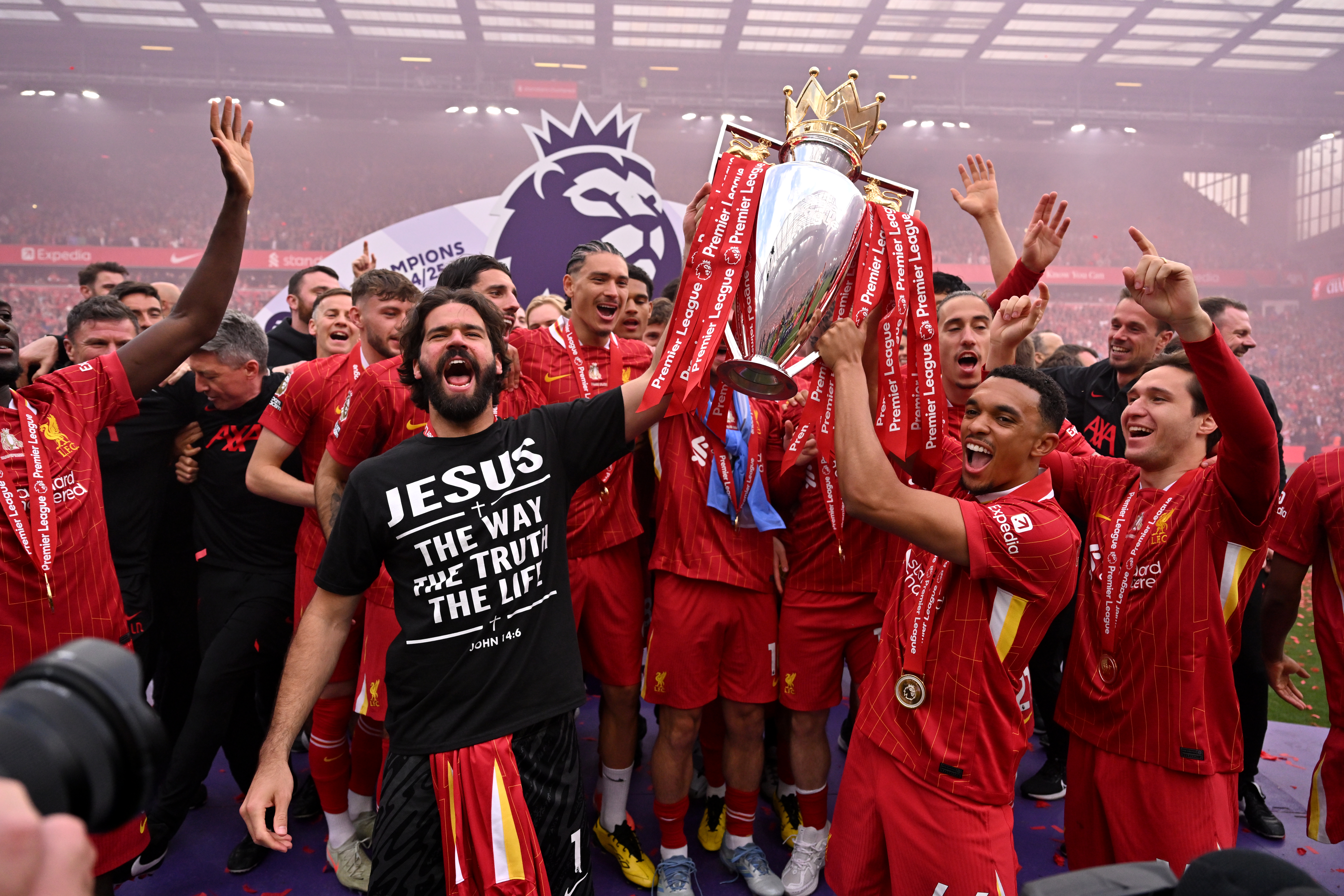 JUBEL: Alisson Becker og Trent Alexander-Arnold løftet Premier League-pokalen sammen.