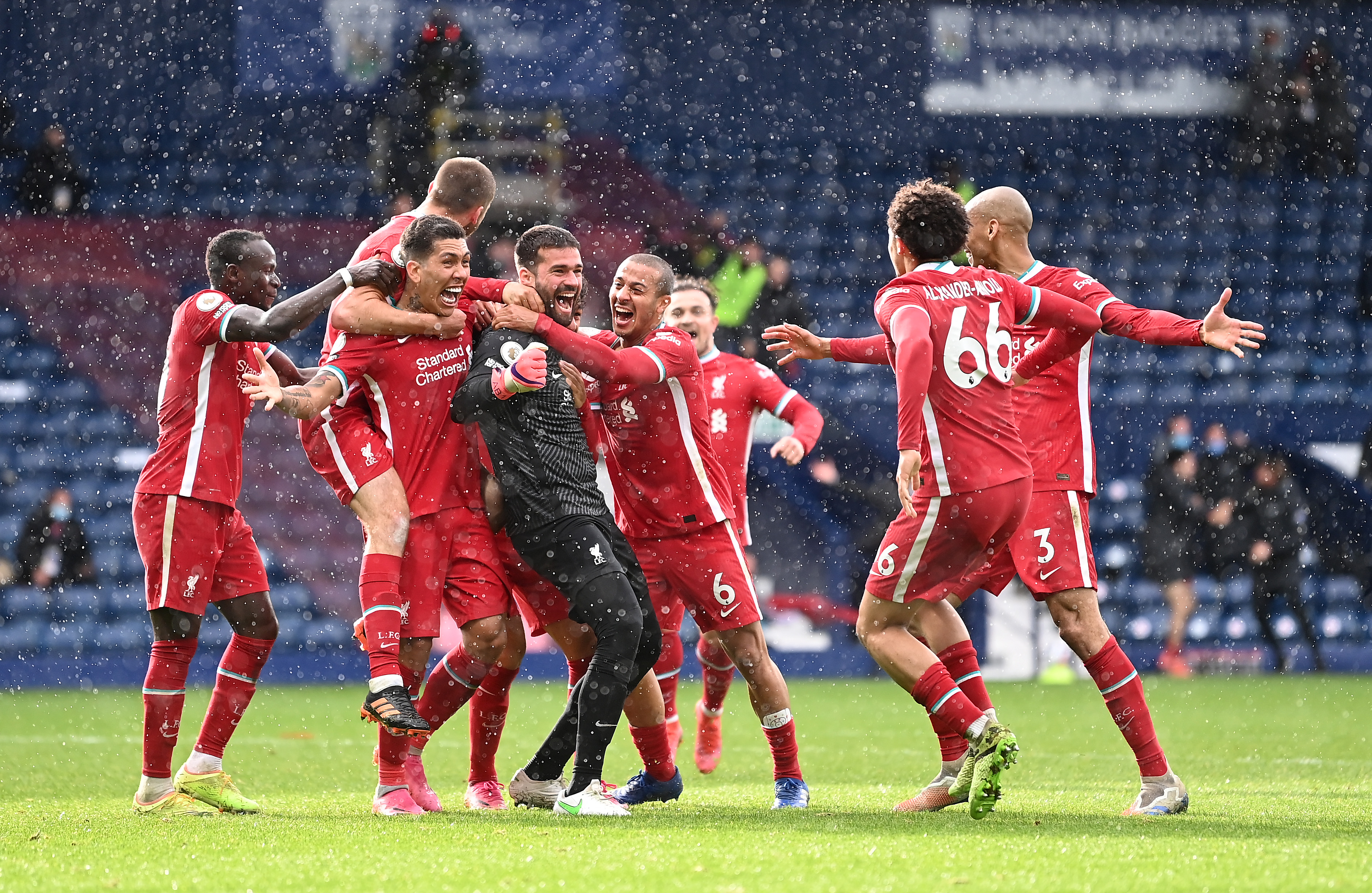 FOR ET ØYEBLIKK: Alisson ble matchvinner og sørget for tre strake seiere for Liverpool.
