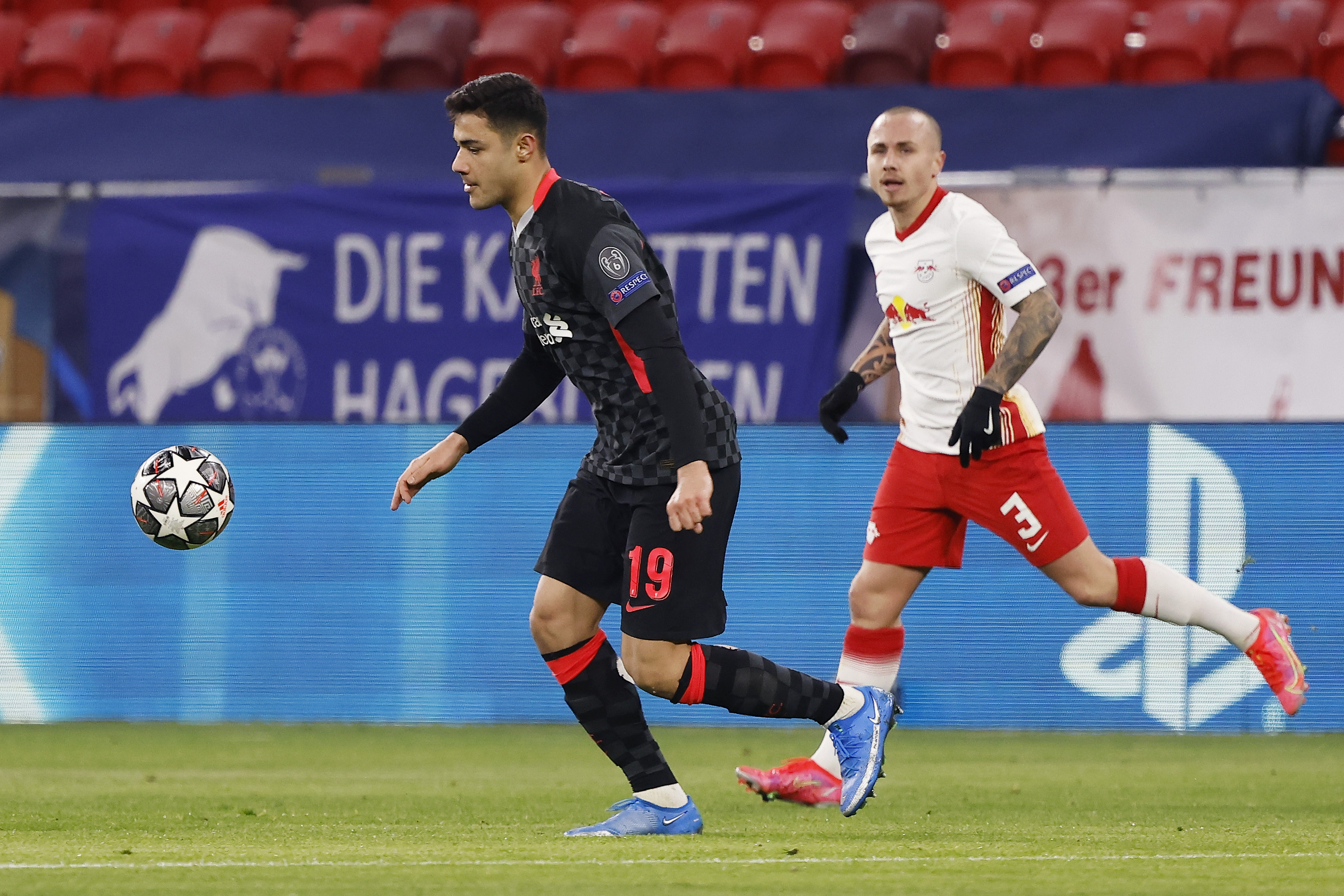 INGEN BAKLENGS: Liverpool hodt buret rent, og da ser Ozan Kabak stort på at han fikk gult kort mot RB Leipzig.