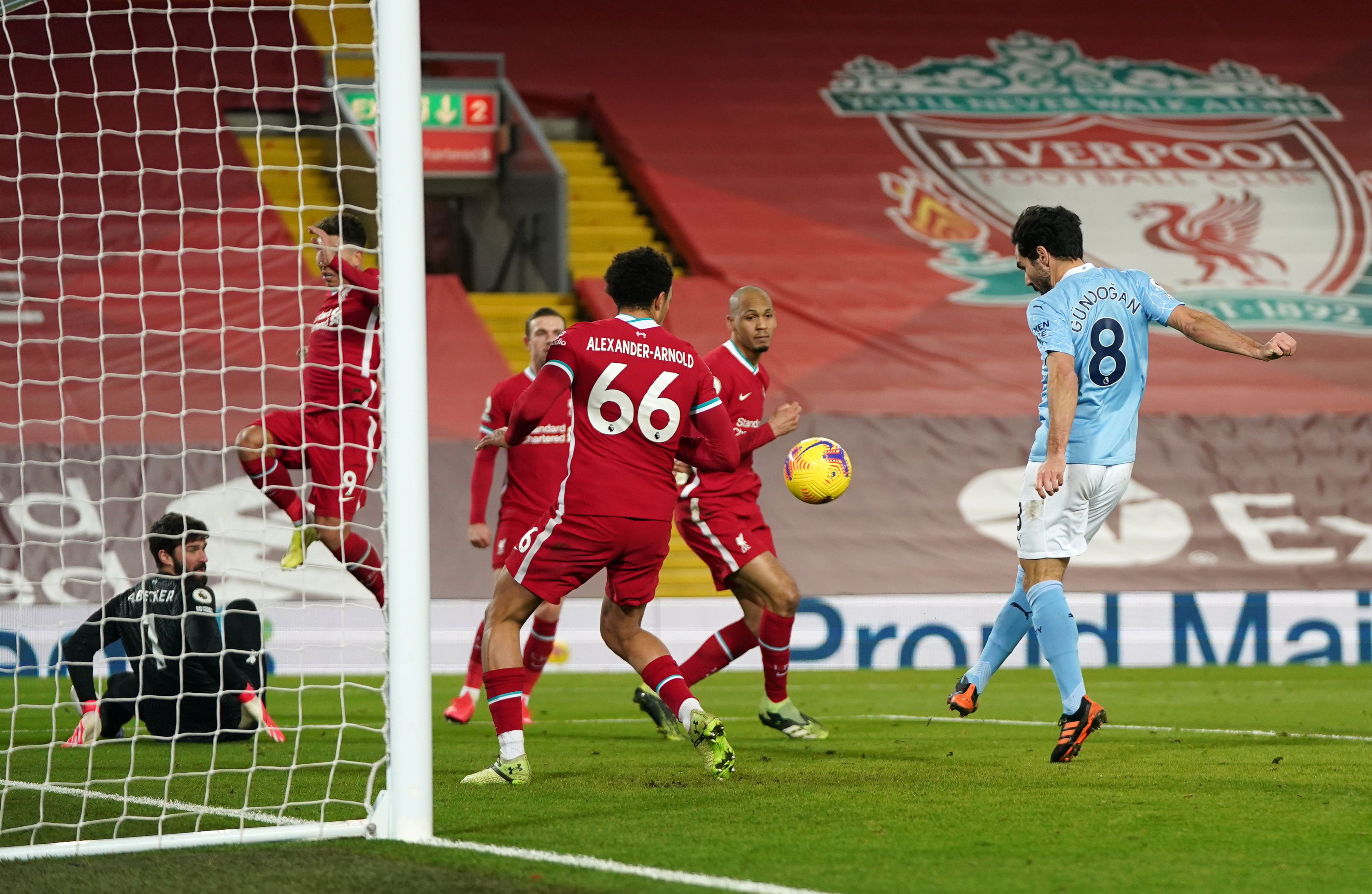 TO FORSKJELLIGE KURVER: Liverpool sliter foran mål, og Manchester City har virkelig tettet igjen bakover.