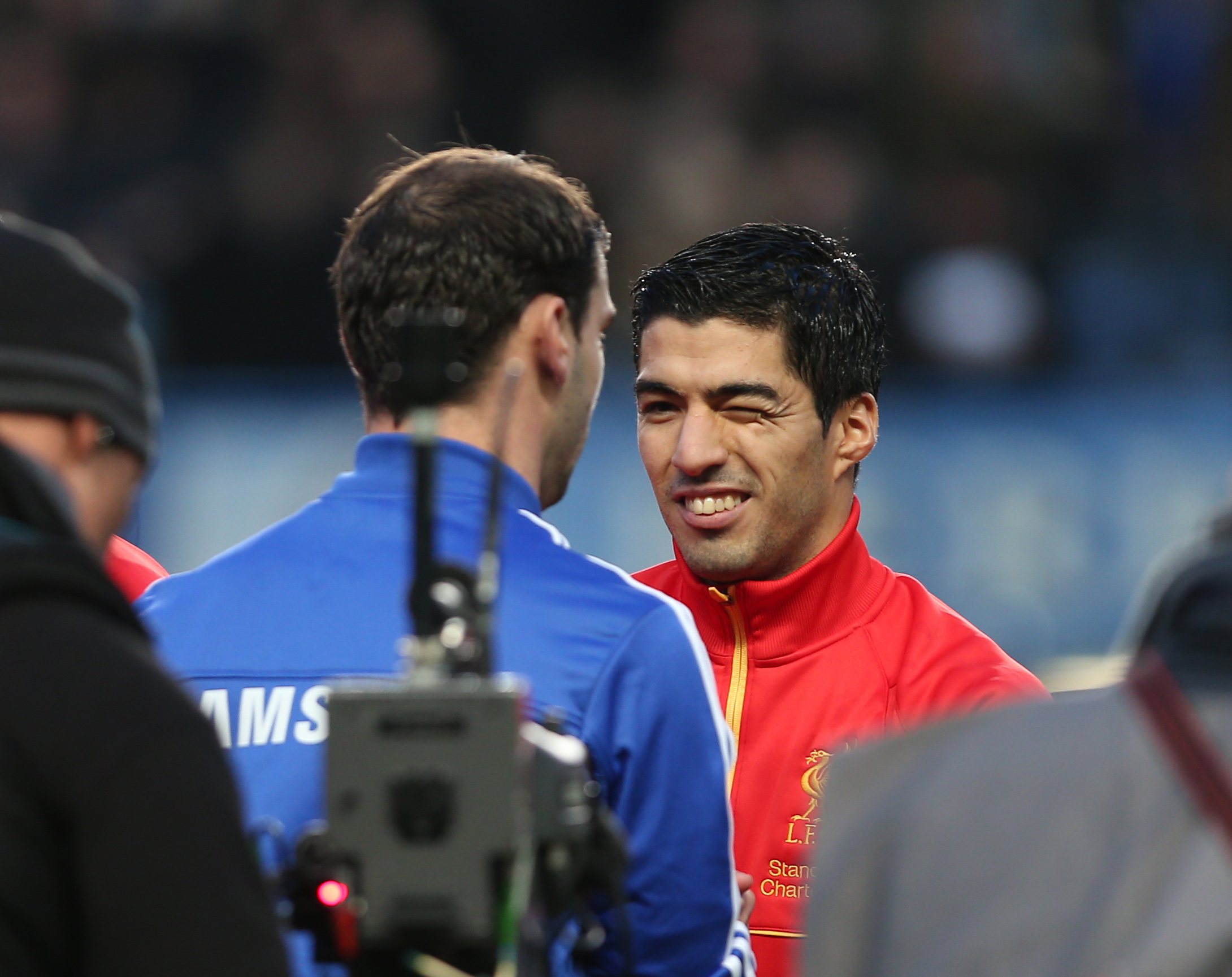 MØTTES IGJEN: Branislav Ivanovic og Luis Suarez sesongen etter. Ivanovic var en av de som forsvarte Luis etter hendelsen.