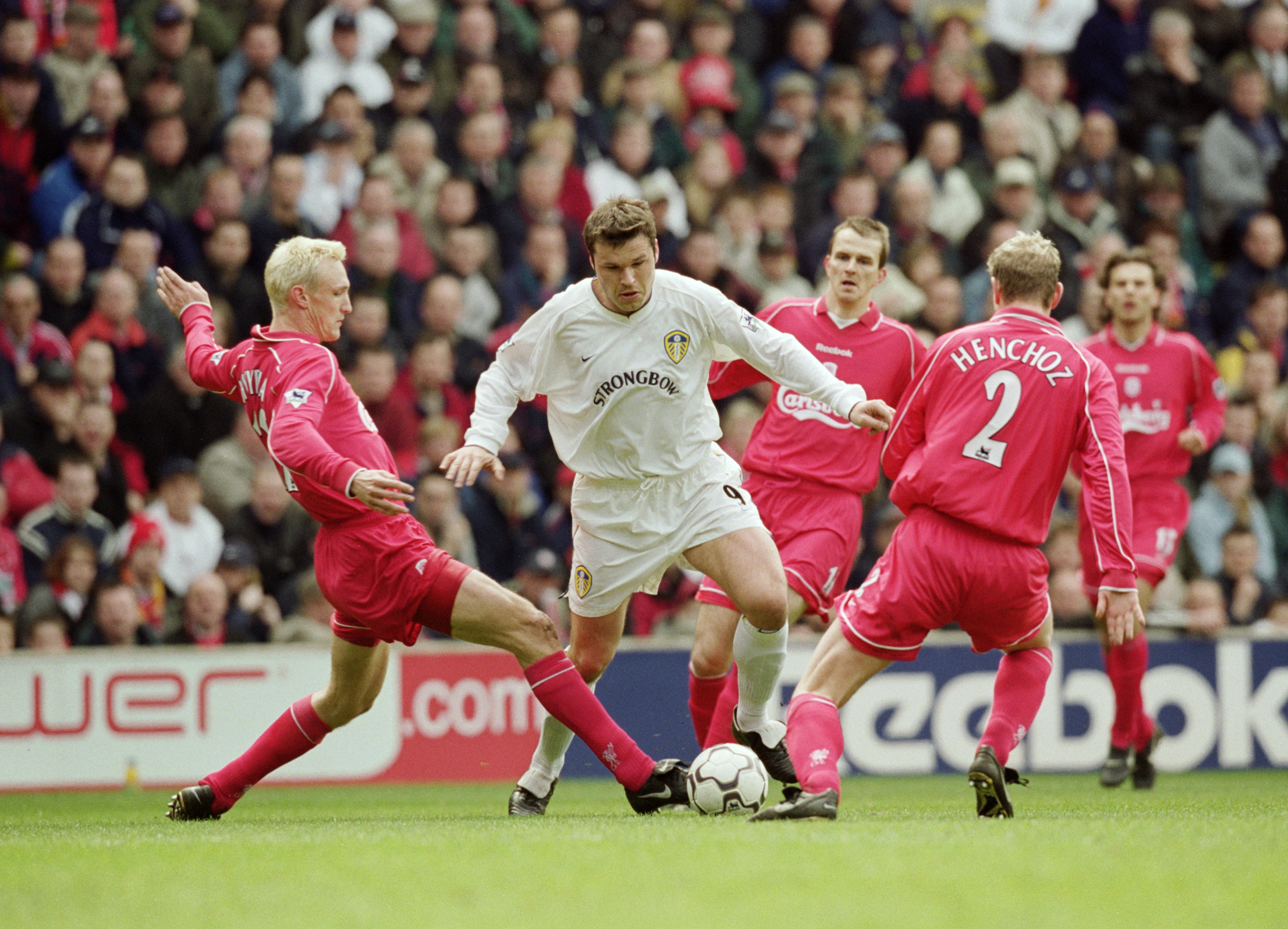 SIKRE SOM BANKEN: Mark Viduka var blant dem som fikk merke at det var vanskelig å ta seg forbi både Sami Hyypiä og Stephane Henchoz.