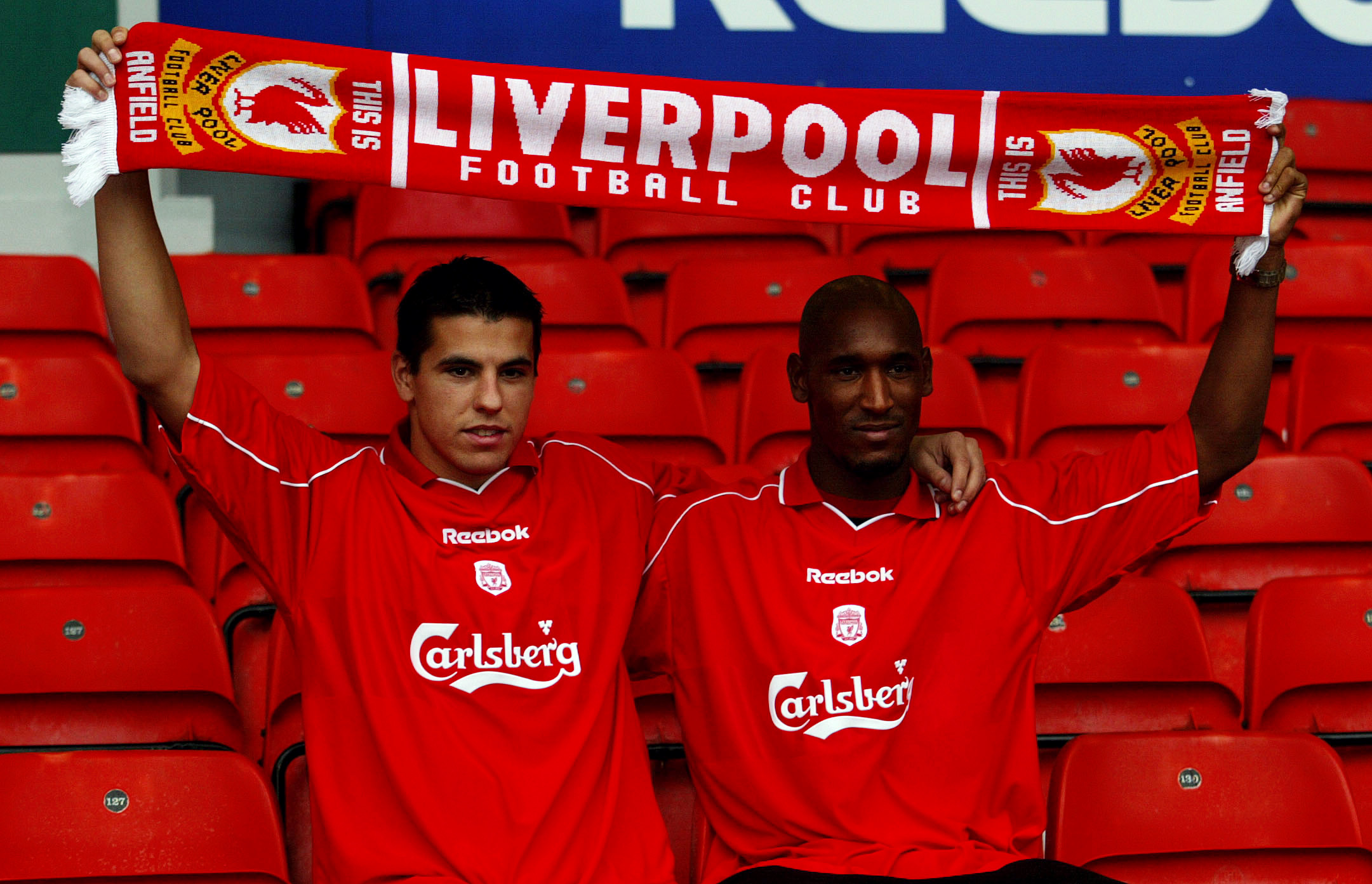 JULEGAVEN: Milan Baros og Nicolas Anelka ble presentert som nye Liverpool-spillere den 24. desember 2001.