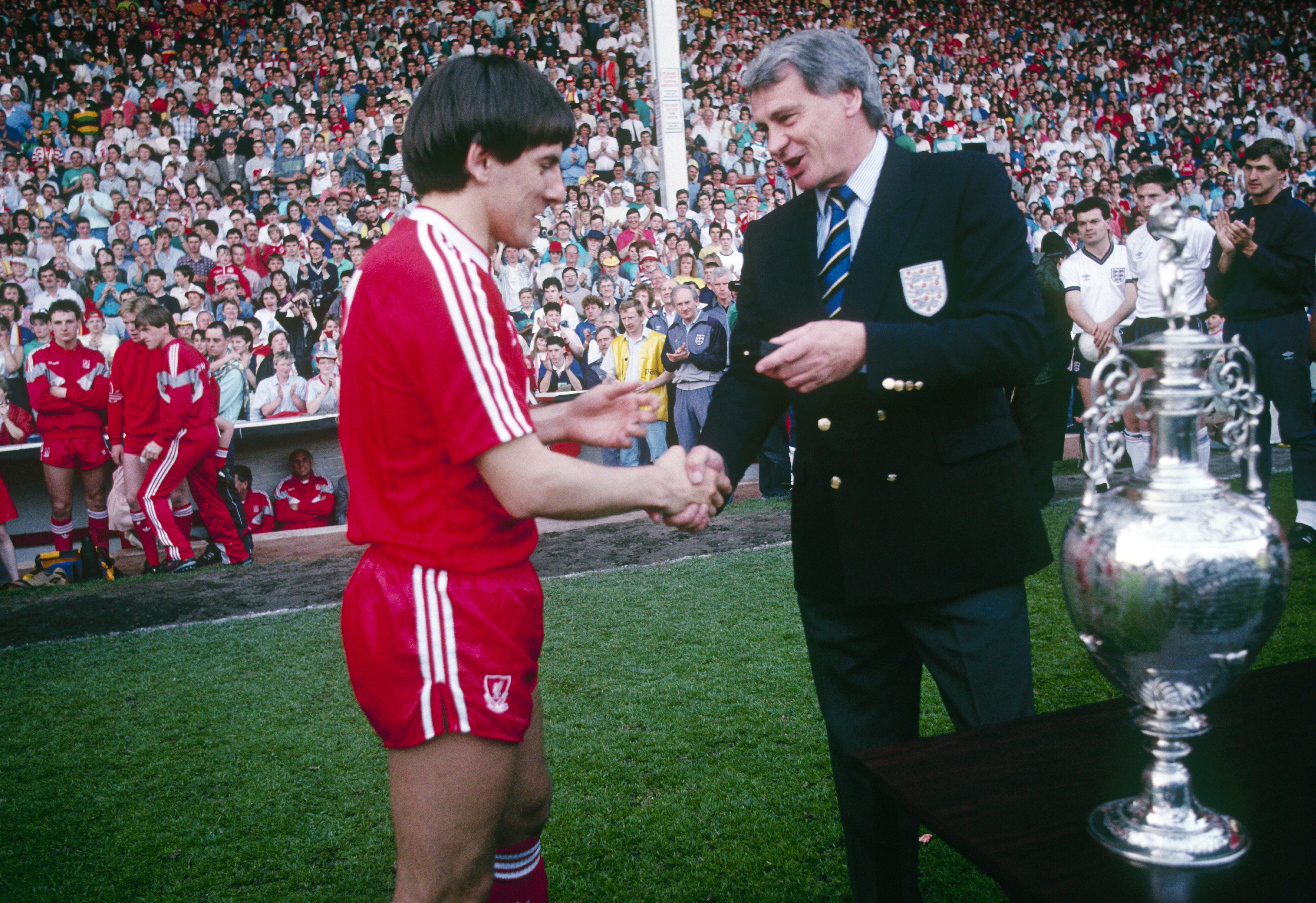 VIKTIG: Peter Beardsley var en sentral del av det fantastiske Liverpool-laget ledet av Kenny Dalglish på slutten av 80-tallet, som vant seriemesterskapet for 1987/88. Her med England-manager Bobby Robson.