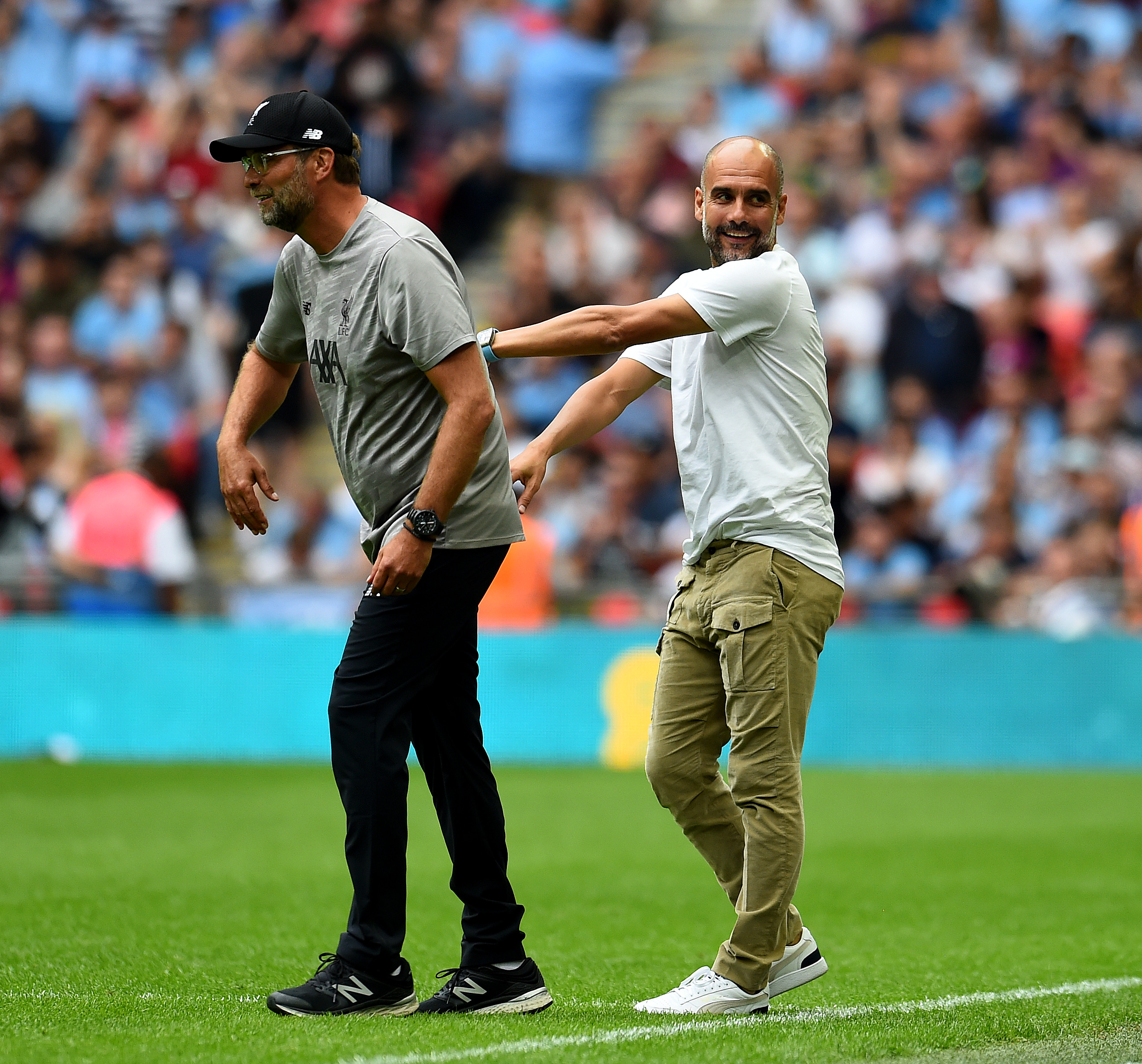 KATT OG MUS: Klopp og Pep kommer til å jage hverandre denne sesongen, skal vi tro den britiske sportspressen.